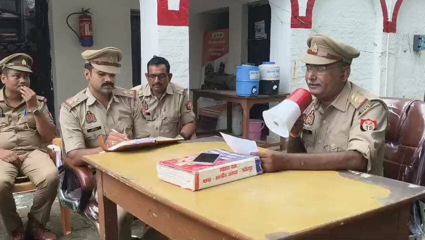 बारावफात को लेकर हथगाम में पीस कमेटी की बैठक, प्रशासन ने जारी किए दिशा-निर्देश
26 अगस्त को निकलेगा पारंपरिक जुलूस, विभिन्न मार्गों और व्यवस्थाओं पर हुई चर्चा
शांति, सौहार्द और कानून व्यवस्था बनाए रखने की अपील, सभी समुदायों ने दिया सहयोग का भरोसा
✒️ रिपोर्ट : सहयोगी मुन्ना यादव के साथ नाजिया परवीन
हथगाम (फतेहपुर)। आगामी बारावफात पर्व को शांतिपूर्ण एवं सौहार्दपूर्ण वातावरण में संपन्न कराने के उद्देश्य से हथगाम थाना परिसर में प्रभारी निरीक्षक अरुण कुमार चतुर्वेदी की अध्यक्षता में पीस कमेटी की बैठक आयोजित की गई। बैठक में प्रशासनिक अधिकारियों, जनप्रतिनिधियों, धर्मगुरुओं और विभिन्न गांवों के प्रतिनिधियों ने भाग लिया। इस दौरान शासन की गाइडलाइन, जुलूस के निर्धारित मार्ग, समय और सुरक्षा व्यवस्था पर विस्तार से चर्चा की गई।
फतेहपुर/हथगाम। बारावफात पर्व को लेकर शुक्रवार को हथगाम थाना परिसर में आयोजित पीस कमेटी की बैठक में आपसी भाईचारा, सामाजिक सौहार्द और कानून व्यवस्था बनाए रखने पर विशेष जोर दिया गया। बैठक की अध्यक्षता प्रभारी निरीक्षक अरुण कुमार चतुर्वेदी ने की।
बैठक में बताया गया कि 26 अगस्त को बारावफात का पारंपरिक जुलूस प्रत्येक वर्ष की भांति इस वर्ष भी जयचंदी मस्जिद से प्रारंभ होगा। जुलूस गणेश शंकर विद्यार्थी इंटर कॉलेज के पीछे से होते हुए कुरैशी मोहल्ला, सब्जी बाजार, सद्दाम नगर, मिरदहन और विद्यार्थी स्मारक पहुंचेगा, जहां अकीदतमंद एकत्र होंगे। इसके बाद जुलूस बादशाह गेस्ट हाउस तक जाएगा और निर्धारित मार्ग से वापस लौटेगा।
बैठक के दौरान सभासद प्रतिनिधि कैफी भाई ने जुलूस का समय सुबह 10 बजे के बजाय दोपहर 2 बजे करने का सुझाव रखा। इस पर प्रभारी निरीक्षक ने स्पष्ट किया कि जुलूस के समय में परिवर्तन का अधिकार केवल जिला प्रशासन एवं जिलाधिकारी के स्तर पर है।
प्रशासन ने बताया कि हथगाम कस्बे के अलावा रायपुर मुआरी, शाहपुर, अकबरपुर चोराई, नरौली मोहबलीपुर, गौरा, बंदीपुर, दुदौली, जलालपुर, पनहा, पैगंबरपुर, मंगरेमऊ और खालिसपुर सहित कई गांवों में भी बारावफात का पर्व पारंपरिक रूप से मनाया जाएगा।
बैठक में विभिन्न क्षेत्रों के जिम्मेदार व्यक्तियों एवं आयोजकों को जुलूस की व्यवस्था और अनुशासन बनाए रखने की जिम्मेदारी सौंपी गई। साथ ही सभी से शासन की गाइडलाइन का पालन करने, अफवाहों से बचने तथा किसी भी संदिग्ध गतिविधि की तत्काल पुलिस को सूचना देने की अपील की गई।
बैठक में भाजपा मंडल अध्यक्ष गणेश साहू (गनेसी लाल), व्यापार मंडल अध्यक्ष राजेश गुप्ता, विनीत तिवारी, विजय बाजपेई, राजन मिश्रा, सभासद महेंद्र पीसीओ, मोहम्मद इरफान, हफीजुल हसन, मोहम्मद जसीम, डॉ. मोहम्मद शादाब, मोहम्मद अरबाज, मुमताज अहमद, जसीम राईन, मोहम्मद शफीक, आसिफ गुड्डू, गुड्डू प्रधान, याकूब, अल्ताफ प्रधान, जफर राईन, मजीद टेलर, मुनाज सभासद, मोहम्मद अफ्फान सहित बड़ी संख्या में लोग मौजूद रहे। पुलिस विभाग की ओर से वरिष्ठ उपनिरीक्षक आलोक तिवारी, उपनिरीक्षक अखिलेश यादव, हरे कृष्ण यादव तथा छिवलहा चौकी प्रभारी उत्कर्ष मिश्र भी उपस्थित रहे।
बारावफात जैसे धार्मिक आयोजनों की सफलता प्रशासन और समाज के सामूहिक सहयोग पर निर्भर करती है। बैठक में उपस्थित सभी लोगों ने आपसी भाईचारा बनाए रखने, प्रशासन का सहयोग करने और पर्व को शांतिपूर्ण वातावरण में संपन्न कराने का संकल्प व्यक्त किया।
🟥 एनडी न्यूज़ आमजन से अपील करता है कि सभी धार्मिक पर्व आपसी प्रेम, भाईचारे और संविधान की भावना के अनुरूप मनाएं। किसी भी प्रकार की अफवाह, भड़काऊ संदेश या सोशल मीडिया पर प्रसारित अपुष्ट जानकारी पर विश्वास न करें। प्रशासन, आयोजन समितियों और नागरिकों के समन्वय से ही शांतिपूर्ण और सुरक्षित आयोजन संभव है।
👇👇
#NDNEWS #दैनिकनिष्पक्षधारा #Fatehpur #Hathgam #Barawafat #PeaceCommittee #UPPolice #CommunalHarmony #LawAndOrder #PublicSafety
👇👇
@dgpup
@RSSorg
@UPGovt
@wpl1090
@RSSgeet
@Uppolice
@MIB_India
@PMOIndia
@HMOIndia
@abmanglik
@VHPDigital
@igrangealld
@myogioffice
@InfoDeptUP
@dmfatehpur
@sdmsadarftp
@CMOfficeUP
@CMOUP_RC
@ChiefSecyUP
@ChiefSecyUP
@MahantYogiG
@FatehpurSdm
@fatehpurpolice
@BajrangDalOrg
@rashtrapatibhvn
@UPMahilaKalyan
@112UttarPradesh
@myogiadityanath
@CommissionerPrg
@ADGZonPrayagraj
👇👇
🟥 ND NEWS | दैनिक निष्पक्ष धारा
मुख्य संपादक / संस्थापक: राजन सिंह हाड़ा
सह-संपादक: शालिनी सिंह भदौरिया
📍 कार्यालय-3: U158, हीरा स्वीट्स के पास, विकास मार्ग, लक्ष्मी नगर, पूर्वी दिल्ली – 110092 (NCR)
📍 कार्यालय-2: विधानसभा रोड, बर्लिंगटन चौराहा, लखनऊ–226001 (UP)
📅 दिनांक: 21 अगस्त 2026
📆 दिन: शुक्रवार
📞 मोबाइल: 096961 19696