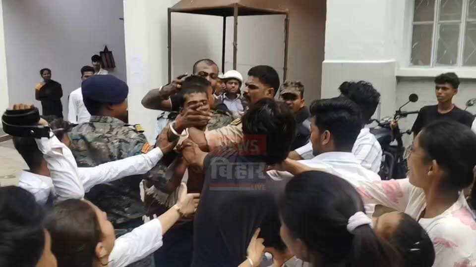 #नालंदा - नर्सिंग कॉलेज में रिजल्ट को लेकर बवाल, छात्र-गार्ड भिड़े; मारपीट में छात्रा का सिर फटा, चार हिरासत में
नालंदा से संवाददाता राकेश कुमार
रहुई - भागन बिगहा थाना क्षेत्र स्थित गौतम इंस्टीट्यूट ऑफ नर्सिंग एंड पैरामेडिक संस्थान में शुक्रवार को बीएससी नर्सिंग सत्र 2024-28 के प्रथम सेमेस्टर के रिजल्ट को लेकर जमकर हंगामा हो गया। रिजल्ट से असंतुष्ट सैकड़ों छात्र-छात्राएं अपनी समस्या लेकर संस्थान पहुंचे थे। इसी दौरान छात्र-छात्राओं और संस्थान के सुरक्षा गार्डों के बीच विवाद शुरू हो गया। देखते ही देखते कहासुनी मारपीट में बदल गई और कॉलेज परिसर कुछ देर के लिए रणक्षेत्र में तब्दील हो गया। मारपीट में एक छात्रा के सिर में चोट लगने से वह घायल हो गई।
बताया जाता है कि छात्र-छात्राएं प्रथम सेमेस्टर के रिजल्ट को लेकर संस्थान के प्रबंधन से बातचीत करना चाहते थे। छात्रों का आरोप है कि जब वे अपनी समस्या रखने के लिए संस्थान के अंदर जाने का प्रयास कर रहे थे, तभी मुख्य गेट बंद कर उसमें ताला लगा दिया गया। छात्र-छात्राएं काफी देर तक अंदर जाने की अनुमति देने की मांग करते रहे। इसी दौरान गेट पर मौजूद सुरक्षा गार्डों से उनकी कहासुनी शुरू हो गई।
छात्र-छात्राओं का आरोप है कि विवाद के दौरान एक सुरक्षा गार्ड ने एक छात्रा के साथ हॉकी से मारपीट कर दी, जिससे उसके सिर में गंभीर चोट लगी। छात्रा को घायल देखकर मौके पर मौजूद अन्य छात्राएं आक्रोशित हो गईं और गार्डों से उलझ गईं। इसके बाद दोनों पक्षों के बीच मारपीट शुरू हो गई। छात्रों का आरोप है कि सुरक्षा गार्डों ने छात्र-छात्राओं के साथ बांस आदि से भी मारपीट की।
इसी बीच संस्थान में तैनात बाउंसर भी मौके पर पहुंच गए। छात्रों का आरोप है कि बाउंसरों ने भी छात्र-छात्राओं के साथ मारपीट शुरू कर दी, जिससे स्थिति और तनावपूर्ण हो गई। छात्रों का यह भी आरोप है कि एक बाउंसर ने बाहर से कुछ लोगों को बुला लिया, जिसके बाद कैंपस में हंगामा और बढ़ गया। घटना के दौरान छात्र-छात्राओं में अफरा-तफरी और दहशत का माहौल बन गया।
मारपीट की सूचना मिलते ही भागन बिगहा थानाध्यक्ष पुलिस बल के साथ मौके पर पहुंचे। पुलिस ने तत्काल हस्तक्षेप करते हुए दोनों पक्षों को अलग कराया और स्थिति को नियंत्रित किया। पुलिस ने मौके से दो सुरक्षा गार्ड, एक बाउंसर और एक बाउंसर के भाई समेत चार लोगों को हिरासत में लिया है। घायल छात्रा को उपचार के लिए अस्पताल भेजा गया, जहां उसका इलाज कराया गया।
घटना के बाद छात्र-छात्राओं में संस्थान के सुरक्षा कर्मियों और बाउंसरों के खिलाफ काफी आक्रोश है। छात्राओं ने आरोपियों के खिलाफ कार्रवाई की मांग की है। वहीं, पुलिस पूरे मामले की जांच में जुटी है। हिरासत में लिए गए लोगों से पूछताछ की जा रही है और पुलिस घटना के दौरान हुई मारपीट की पूरी परिस्थितियों का पता लगाने में जुटी है। पुलिस का कहना है कि जांच के आधार पर आगे की कार्रवाई की जाएगी।