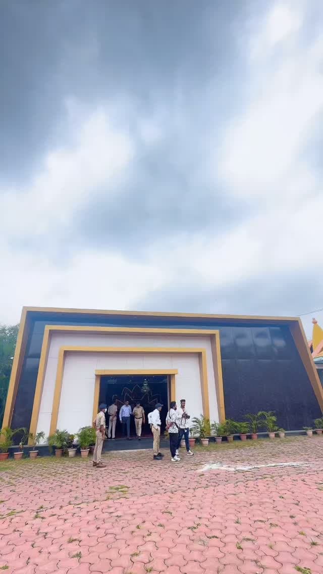 जन विश्वास अभियान | थाना द्वारकापुरी
इंदौर पुलिस आयुक्त श्री संतोष कुमार सिंह एवं अतिरिक्त पुलिस आयुक्त श्री मयंक अवस्थी के निर्देशन तथा पुलिस उपायुक्त श्री सुनील मेहता एवं अतिरिक्त पुलिस उपायुक्त श्री दिशेष अग्रवाल के मार्गदर्शन में थाना द्वारकापुरी में जन विश्वास अभियान आयोजित किया गया।
🔹 सहायक पुलिस उपायुक्त अन्नपूर्णा श्री शिवेंदु जोशी एवं थाना प्रभारी श्री मनीष मिश्रा की उपस्थिति में आयोजित कार्यक्रम में क्षेत्र के लगभग 300 नागरिक सम्मिलित हुए।
🔹 नागरिकों की समस्याएं सुनी गईं एवं उनके त्वरित निराकरण हेतु आवश्यक कार्रवाई की गई।
🔹 CM हेल्पलाइन की 06 एवं जनसुनवाई संबंधी 05 शिकायतों का निराकरण किया गया।
जनता की बात, पुलिस के साथ — विश्वास और सुरक्षा का संकल्प। 🤝👮♂️
@mppolicedeptt
@mohdept
@indorepolicelive