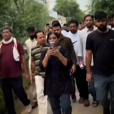 स्कूल का निरीक्षण करने पहुंचे CJP कार्यकर्ताओं को लोगों ने दौड़ाया, प्रवक्ता आशुतोष रांका से मारपीट।
दैनिक वीरधरा राजस्थान।
जयपुर। राजस्थान के जयपुर में कॉकरोच जनता पार्टी (CJP) के स्कूलों का दौरा करने का विरोध शुरू हो गया है। यहां बगरू इलाके में स्थित रामपुरा-कंवरपुरा गांव के राजकीय प्राथमिक स्कूल में सीजेपी के कार्यकर्ता जैसे ही पहुंचे गांव के लोगों ने कार्यकर्ताओं का विरोध किया और उन्हें तुरंत वहां से भगा दिया।
दरअसल, CJP प्रवक्ता आशुतोष रांका इसी स्कूल में पहुंचने वाले थे, लेकिन इससे पहले ग्रामीणों ने सीजेपी के कार्यकर्ताओं को धक्का देकर गांव से बाहर निकाल दिया। इसके बाद ग्रामीण सीजेपी के विरोध में स्कूल के बाहर धरना पर बैठ गए हैं।
#vdn #news #cjp #trending #vairalreels