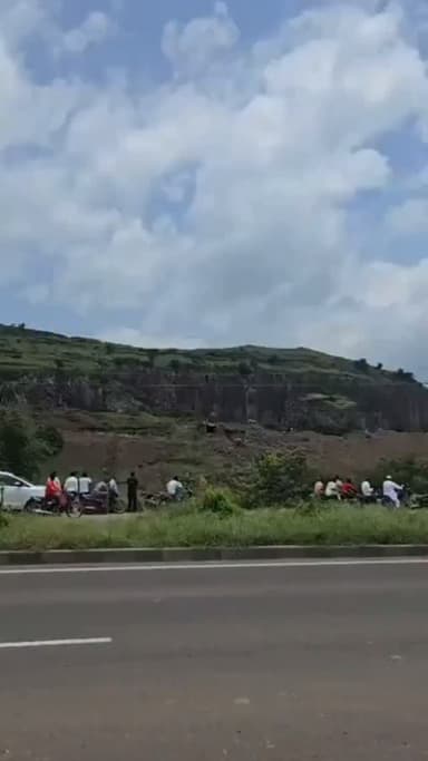 बेटे ने पहाड़ी से लगाई छलांग, रोकने गए पिता भी फिसले, तो सदमे में मां भी कूदी।
दैनिक वीरधरा राजस्थान।
नई दिल्ली।महाराष्ट्र के छत्रपति संभाजीनगर के वाळूज MIDC क्षेत्र स्थित खवल्या पहाड़ी पर एक अत्यंत दुखद और दिल दहला देने वाली घटना सामने आई है। नया मोबाइल फोन खरीदने की मांग को लेकर परिजनों से हुए विवाद के बाद 19 वर्षीय युवक कुणाल चांदगुडे सुबह करीब 10 बजे पहाड़ी पर चढ़ गया और छलांग लगाने की धमकी देने लगा।
लगभग तीन घंटे तक पुलिस, फायर ब्रिगेड और ग्रामीणों ने उसे समझाने की कोशिश की। दोपहर करीब 1 बजे जब पिता मुरलीधर (48) ने बेटे को पकड़कर खींचने का प्रयास किया, तो संतुलन बिगड़ने से दोनों गहरी खाई में जा गिरे। अपनी आंखों के सामने पति और बेटे की मौत देखकर स्तब्ध मां संगीता ने भी पहाड़ी से छलांग लगा दी।
#vdn #chittorgarh #vairalvideo #news #vairalreels
