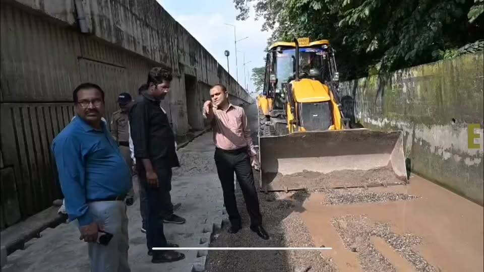 “हरिद्वार की सड़कों पर अब नहीं दिखेंगे गड्ढे! डीएम मयूर दीक्षित ने संभाली कमान, 15 अक्टूबर तक पूरे जिले को गड्ढामुक्त करने का बड़ा लक्ष्य” - Bahadrabad News
=================
_*पूरी ख़बर पढ़ने के लिए नीचे दी गई ब्लू लाइन पर क्लिक करें।*_
👇👇
https://bahadrabadnews.com/now-potholes-will-not-be-seen-on-the-roads-of-haridwar-dm-mayur-dixit-took-command-big-target-of-making-the-entire-district-pothole-free-by-15th-october/
*"बहादराबाद न्यूज़/ की खबरे व्हाट्सएप पर पाने के लिए ग्रुप से जुड़े.. क्लिक करे!*👇
https://chat.whatsapp.com/JRJhdKtAfvYEyJxTAHmU0W
=================
_*News by -SHAJAD ALI*_