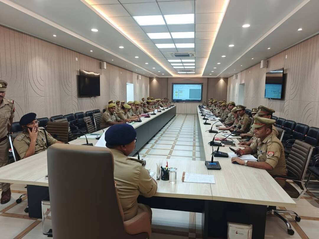 साइबर अपराध पर पुलिस की सख्ती, साइबर हेल्प डेस्क की कार्यप्रणाली की समीक्षा
फतेहगढ़। आज दिनांक 21 अगस्त 2026 को पुलिस लाइन सभागार में अपर पुलिस अधीक्षक, जनपद फतेहगढ़ की अध्यक्षता एवं क्षेत्राधिकारी मोहम्मदाबाद की उपस्थिति में महत्वपूर्ण समीक्षा बैठक आयोजित की गई।
बैठक में जनपद के सभी थानों पर तैनात साइबर हेल्प डेस्क कर्मचारियों की कार्यप्रणाली की गहन समीक्षा की गई। इस दौरान NCRP, JMIS, GRM एवं MRM जैसे साइबर सुरक्षा से जुड़े ऑनलाइन पोर्टलों पर प्राप्त शिकायतों, उनके निस्तारण और लंबित मामलों की स्थिति की विस्तृत समीक्षा की गई।
अधिकारियों ने साइबर अपराध से संबंधित शिकायतों के त्वरित एवं प्रभावी निस्तारण के साथ-साथ लंबित मामलों को प्राथमिकता के आधार पर निपटाने के निर्देश दिए।
#FatehgarhPolice #CyberCrime #CyberSecurity #CyberHelpDesk #NCRP #Fatehgarh