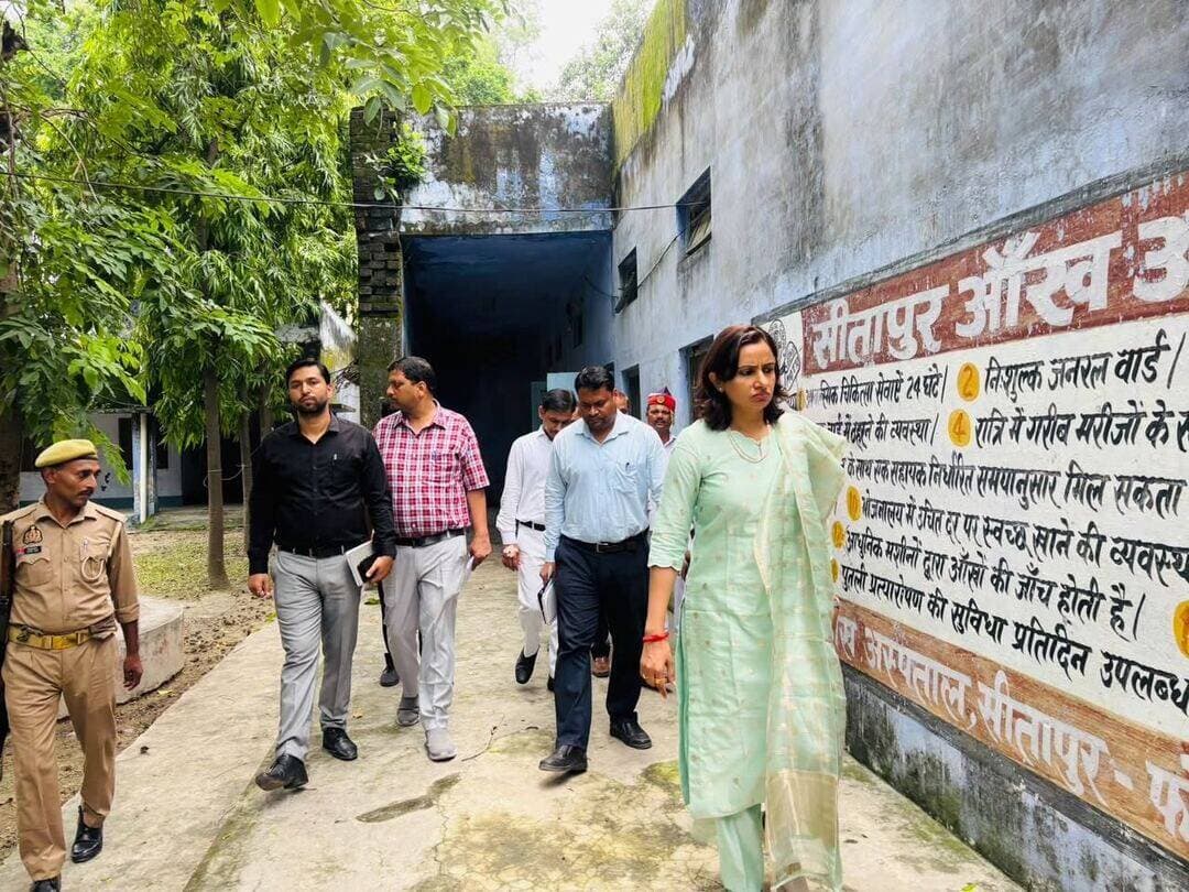 👁️ 15-20 साल से बंद सीतापुर आई हॉस्पिटल का होगा कायाकल्प, डीएम ने शुरू की पहल
फर्रुखाबाद। वर्षों से बंद पड़े सीतापुर आई हॉस्पिटल, फतेहगढ़ को फिर से क्रियाशील कराने की दिशा में जिलाधिकारी डॉ. अंकुर लाठर ने पहल शुरू कर दी है। शुक्रवार को जिलाधिकारी ने मुख्य चिकित्सा अधिकारी डॉ. आनंद उपाध्याय के साथ अस्पताल का स्थलीय निरीक्षण किया।
निरीक्षण के दौरान सामने आया कि अस्पताल पिछले 15-20 वर्षों से प्रभावी रूप से संचालित नहीं है। भवन भी जर्जर हालत में पहुंच चुका है। अस्पताल के बंद होने से फर्रुखाबाद ही नहीं, आसपास के क्षेत्रों की जनता को भी नेत्र चिकित्सा सुविधाओं का लाभ नहीं मिल पा रहा है।
डीएम ने मौके पर जिला शासकीय अधिवक्ता (सिविल) कृष्णकांत महाजन को भूमि अभिलेखों का अवलोकन कर विस्तृत आख्या देने के निर्देश दिए। वहीं पीडब्ल्यूडी के अधिशासी अभियंता मुरलीधर को भवन का पूर्ण भौतिक निरीक्षण कर विस्तृत रिपोर्ट प्रस्तुत करने को कहा।
मुख्य चिकित्सा अधिकारी को निर्देश दिए गए कि अंतर्विभागीय समन्वय के साथ आई रिलीफ सोसाइटी के माध्यम से आवश्यक कार्रवाई करते हुए अस्पताल को पुनः क्रियाशील कराने की दिशा में कार्य किया जाए।
बताया गया कि अस्पताल को पूर्व में शासन से अनुदान भी मिलता रहा है, जो वर्ष 2022 से बंद है। वर्ष 1963 में जिला प्रशासन द्वारा भूमि अधिग्रहित कर जनता के सहयोग और शासकीय अनुदान से अस्पताल का निर्माण कराया गया था।
अब लंबे समय से बंद इस अस्पताल के पुनरुद्धार की पहल से क्षेत्रवासियों में उम्मीद जगी है। यदि अस्पताल दोबारा शुरू होता है तो फर्रुखाबाद सहित आसपास के लोगों को बेहतर और सुलभ नेत्र चिकित्सा सुविधा मिल सकेगी।
👁️ वर्षों से बंद अस्पताल को फिर मिलेगी नई जिंदगी—डीएम की पहल से जगी उम्मीद।
#Farrukhabad #फर्रुखाबाद #Fatehgarh #EyeHospital #सीतापुरआईहॉस्पिटल #DMFarrukhabad #HealthNews #स्वास्थ्य_सेवा #YouthIndiaNews