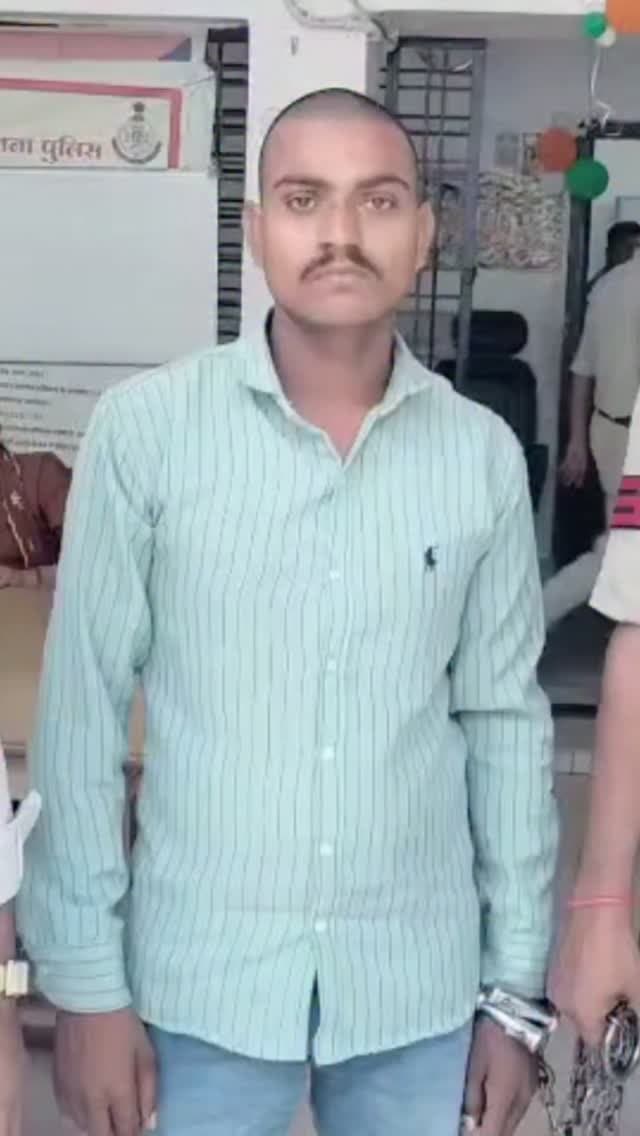 रिश्तों में अविश्वास बना मौत की वजह, पत्नी की हत्या के बाद पति ने रची गुमशुदगी की कहानी
सतना। शादी के महज ढाई महीने बाद रिश्तों में शक और लगातार विवाद ने एक नवविवाहिता की जान ले ली। आरोप है कि राजकुमार दाहिया (25) ने पत्नी सरस्वती (22) की गला दबाकर और सिर पर गंभीर चोट पहुंचाकर हत्या कर दी, फिर शव नहर में फेंककर खुद थाने पहुंचा और पत्नी के लापता होने की झूठी कहानी सुनाकर गुमशुदगी दर्ज करा दी। 18 घंटे बाद नहर में शव मिलने और पोस्टमार्टम रिपोर्ट में हत्या की पुष्टि होने पर पुलिस का शक पति पर गहरा गया। पूछताछ में आरोपी ने हत्या की बात कबूल की, जिसके बाद उसे गिरफ्तार कर जेल भेज दिया गया।
पुलिस के मुताबिक आरोपी पत्नी के चरित्र पर संदेह और आए दिन होने वाले विवाद से परेशान था। वहीं मृतिका के मायके पक्ष ने दहेज और ससुराल वालों पर अन्य गंभीर आरोप लगाए हैं, जिनकी जांच जारी है। एक छोटी-सी तकरार, शक और अविश्वास जब हिंसा में बदल जाए तो पूरा परिवार तबाह हो जाता है�