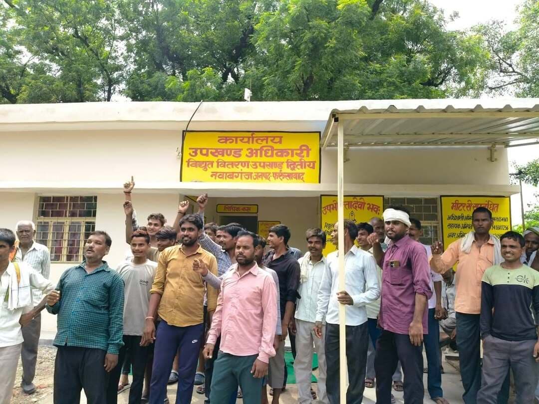 ⚡ 25 दिन से गांव में अंधेरा, ट्रांसफार्मर नहीं बदला तो बिजलीघर पहुंचे 50 ग्रामीण
नवाबगंज। ब्लॉक के ज्योनी गांव में पिछले 25 दिनों से बिजली आपूर्ति ठप होने से ग्रामीणों का गुस्सा शुक्रवार को फूट पड़ा। खराब ट्रांसफार्मर नहीं बदले जाने से परेशान करीब 50 ग्रामीण ट्रैक्टरों से नवाबगंज बिजलीघर पहुंचे और विद्युत विभाग के खिलाफ जमकर नारेबाजी करते हुए प्रदर्शन किया।
ग्रामीणों का कहना है कि लंबे समय से बिजली न होने के कारण पेयजल से लेकर रोजमर्रा के काम तक प्रभावित हो रहे हैं। उमस भरी गर्मी में प्राथमिक विद्यालय के बच्चों को भी परेशानी उठानी पड़ रही है और उनकी पढ़ाई प्रभावित हो रही है।
ग्रामीणों के मुताबिक ट्रांसफार्मर खराब होने के बाद कई बार अधिकारियों से शिकायत की गई, लेकिन समस्या का समाधान नहीं हुआ। शुक्रवार को ग्रामीणों ने बिजलीघर पहुंचकर तत्काल ट्रांसफार्मर बदलने की मांग की।
एसडीओ के मौजूद न होने पर ग्रामीणों ने अपनी शिकायत का पत्र विभागीय लिपिक नंदकिशोर को सौंपा। ग्रामीणों ने चेतावनी दी कि जल्द बिजली आपूर्ति बहाल नहीं हुई तो दोबारा प्रदर्शन किया जाएगा।
वहीं एसडीओ विद्यासागर ने बताया कि स्टोर में ट्रांसफार्मर उपलब्ध न होने के कारण समस्या हुई है। स्टोर में ट्रांसफार्मर आते ही उसे लगवाकर बिजली आपूर्ति बहाल कराई जाएगी।
⚡ 25 दिन से अंधेरे में गांव, अब ग्रामीणों ने बिजलीघर पर जताया आक्रोश।
#नवाबगंज #फर्रुखाबाद #ज्योनी #बिजली_संकट #ट्रांसफार्मर #विद्युत_विभाग #ग्रामीणों_का_प्रदर्शन #BreakingNews #FarrukhabadNews #YouthIndiaNews