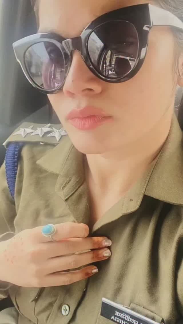 कटनी CSP पर 82.86 लाख की जमीन 18.20 लाख में हड़पने का आरोप, FIR के बाद कार्यालय सीज; 5 पुलिसकर्मी सस्पेंड
कटनी। पुलिसिया दबाव बनाकर कन्हवारा की बेशकीमती जमीन महज 18.20 लाख रुपए में रजिस्ट्री कराने के आरोप में CSP नेहा पच्चीसिया, क्षितिज राज और मारूफ अहमद के खिलाफ कुठला थाने में BNS की धारा 61, 198, 199, 308(7) और 318(4) के तहत FIR दर्ज की गई है। आरोप है कि हत्या के मामले के आरोपी आकाश लोधी के पिता रमेश लोधी पर दबाव बनाकर उन्हें करीब दो दिन CSP आवास पर रखा गया और फिर सरकारी वाहन से ले जाकर जमीन की रजिस्ट्री कराई गई।
शिकायत के मुताबिक जमीन की सरकारी गाइडलाइन कीमत 82 लाख 86 हजार रुपए, जबकि कुल सौदा करीब 1.07 करोड़ रुपए था। आरोप है कि दबाव में रजिस्ट्री सिर्फ 18.20 लाख रुपए में कराई गई और परिवार को 15 लाख रुपए का चेक व 3.20 लाख रुपए नकद दिए गए, जबकि शेष रकम नहीं दी गई। शिकायत करने पर परिवार के सदस्यों को ही जेल भेजे जाने का भी आरोप है।
FIR के बाद पुलिस मुख्यालय के निर्देश पर CSP कार्यालय और स्टाफ रूम सीज कर द�