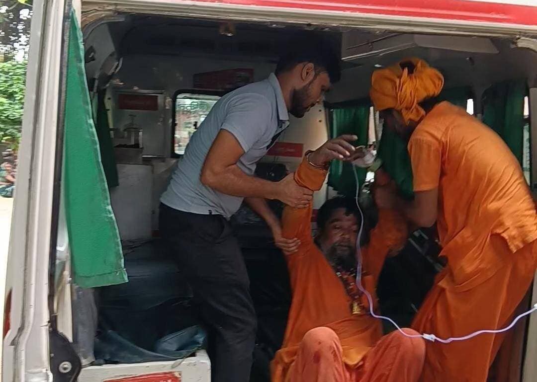 सांप पकड़ते समय सपेरे के दोनों हाथों में डसा 🐍😰
नवाबगंज के महसोना गांव में शुक्रवार को उस समय हड़कंप मच गया, जब घर में निकले सांप को पकड़ने पहुंचे सपेरे बाबा खरती नाथ को सांप ने दोनों हाथों पर डस लिया।
हैरानी की बात यह रही कि डसने के बाद भी उन्होंने हिम्मत नहीं छोड़ी और सांप को पकड़कर बोरी में बंद कर दिया। इसके बाद उनकी हालत बिगड़ने लगी। साथी बाबा धनपाल की सूचना पर एंबुलेंस से उन्हें सीएचसी नवाबगंज पहुंचाया गया।
डॉक्टरों के अनुसार हालत गंभीर होने पर उपचार के दौरान उन्हें पांच इंजेक्शन दिए गए, लेकिन अपेक्षित सुधार नहीं हुआ। गंभीर स्थिति को देखते हुए उन्हें बेहतर उपचार के लिए डॉ. राम मनोहर लोहिया अस्पताल रेफर कर दिया गया।
घटना के बाद गांव में दहशत का माहौल है। 🐍
⚠️ सावधानी: सांप के काटने पर झाड़-फूंक या घरेलू उपचार में समय न गंवाएं, तुरंत अस्पताल पहुंचाएं।
#नवाबगंज #फर्रुखाबाद #SnakeBite #सांप_का_डसना #सपेरे #BreakingNews #FarrukhabadNews #YouthIndiaNews