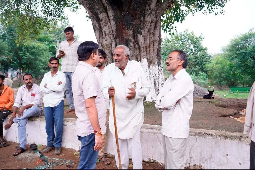 'मुख्यमंत्री जन-विश्वास अभियान' से जनकल्याण की ओर बढ़ते कदम
स्वास्थ्य राज्यमंत्री श्री पटेल ने उदयपुरा विधानसभा क्षेत्र में सहकारिता एवं पशुपालन विभाग के कार्यों का किया निरीक्षण
–––
–––
मुख्यमंत्री डॉ. मोहन यादव द्वारा प्रारंभ किए गए "मुख्यमंत्री जन-विश्वास अभियान" के अंतर्गत आज स्वास्थ्य राज्यमंत्री श्री Narendra Shivaji Patel द्वारा उदयपुरा विधानसभा के विभिन्न क्षेत्रों में पहुँचकर सहकारिता एवं पशुपालन विभाग के कार्यों का निरीक्षण किया गया।
उन्होंने सहकारिता विभाग के कार्यों की समीक्षा करते हुए संबंधित अधिकारियों को निर्देशित किया कि शासन की योजनाओं का लाभ प्रत्येक पात्र हितग्राही को समय पर मिले। कोई भी पात्र व्यक्ति योजनाओं के लाभ से वंचित न रहे तथा हितग्राहियों की समस्याओं का प्राथमिकता के साथ शीघ्र निराकरण सुनिश्चित किया जाए। साथ ही, विभागीय योजनाओं के क्रियान्वयन में पारदर्शिता, संवेदनशीलता और जवाबदेही बनाए रखने के निर्देश दिए गए।
उन्होंने प्राथमिक कृषि सहकारी संस्था बरेली, विपणन सहकारी संस्था बरेली, प्राथमिक कृषि सहकारी समिति बाग पिपरिया, प्राथमिक कृषि सहकारी समिति खरगोन, जिला सहकारी बैंक शाखा उदयपुरा का भ्रमण किया।
इसी क्रम में पशुपालन विभाग के अंतर्गत संचालित विभिन्न गौशालाओं का निरीक्षण कर व्यवस्थाओं की जानकारी ली। विशेष रूप से हाइवे एवं प्रमुख मार्गों के आसपास स्थित गौशालाओं में बेहतर प्रबंधन सुनिश्चित करने पर जोर दिया, ताकि गौवंश सड़कों पर न आए और दुर्घटनाओं से उनके जीवन की रक्षा हो सके। इस संबंध में गौशालाओं की व्यवस्थाओं, देखरेख एवं आवश्यक प्रबंधन को और अधिक प्रभावी बनाने के दिशा-निर्देश दिए गए। साथ ही सामाजिक संस्थाओं से सहयोग का आग्रह किया। इस दौरान वेटनरी हॉस्पिटल बरेली, आचार्य विद्यासागर गौ-शाला समनापुर, टीम संकल्प गौ-सेवा खरगोन, गौ-शाला ग्राम राजबाड़ा का भी भ्रमण किया गया। इस अवसर पर स्थानीय जनप्रतिनिधी और अधिकारी उपस्थित रहे।
#Raisen Jansampark Madhya Pradesh JDjansampark Bhopal Directorate of Health Services, Madhya Pradesh