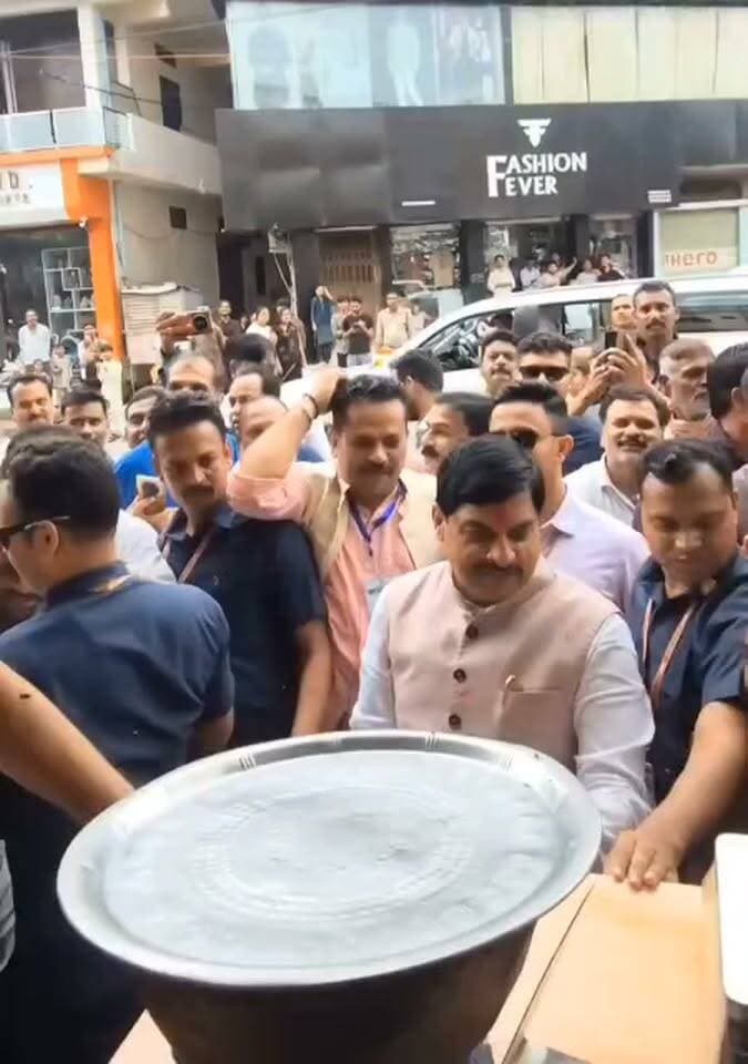 टीकमगढ़ जिले के प्रवास पर आए प्रदेश के मुख्यमंत्री डॉ. मोहन यादव ने सिंधी धर्मशाला के पास दूध दही लस्सी की दुकान देखकर रुकवाया अपना काफिला और फिर अपनी गाड़ी से उतरकर दुकानदार से मांग कर पी लस्सी, अपने साथ आये पार्टी कार्यकर्ताओं और अफसरों को भी पिलाई लस्सी, मुख्यमंत्री को पसंद आई लस्सी दुकानदार की तारीफ, दुकान के मालिक जय सिंधी से मुख्यमंत्री डॉ. मोहन यादव ने पूछा की एक दिन में कितनी लस्सी बिक जाती है, अंत मे जब मुख्यमंत्री ने दुकानदार की लस्सी के पैसे देने चाहे तो पहले तो दुकानदार ने किया मना फिर लोगों की समझाइश पर रख लिये लस्सी के पैसे।