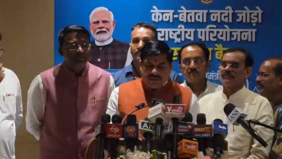 पन्ना-छतरपुर के अधिकारी प्रभावित गांवों के एक-एक घर पहुंचकर आदिवासी परिवारों की कठिनाइयों को समझें: मुख्यमंत्री डॉ. यादव
केन-बेतवा लिंक परियोजना से बुंदेलखंड में आएगा बड़ा बदलाव, विस्थापित परिवारों को सभी सुविधाएं दिलाने के निर्देश
खजुराहो में मुख्यमंत्री ने की केन-बेतवा लिंक परियोजना की समीक्षा
छतरपुर मुख्यमंत्री डॉ. मोहन यादव ने कहा कि राष्ट्रीय महत्व की केन-बेतवा लिंक परियोजना बुंदेलखंड के विकास में मील का पत्थर साबित होगी। परियोजना से क्षेत्र में सिंचाई, पेयजल और ऊर्जा के क्षेत्र में व्यापक बदलाव आएगा। उन्होंने कहा कि विकास के साथ प्रभावित और विस्थापित परिवारों के हितों का पूरा ध्यान रखना सरकार की प्राथमिकता है।
घर-घर पहुंचकर प्रभावित परिवारों की समस्याएं समझें अधिकारी
मुख्यमंत्री ने पन्ना एवं छतरपुर जिला प्रशासन को निर्देश दिए कि प्रभावित गांवों में अधिकारी घर-घर पहुंचकर परिवारों की वास्तविक स्थिति और समस्याओं को समझें। विशेष रूप से आदिवासी परिवारों की कठिनाइयों को संवेदनशीलता के साथ सुनकर उनका प्राथमिकता से निराकरण कराया जाए।
विस्थापित परिवारों को घर तक पहुंचाएं योजनाओं का लाभ
मुख्यमंत्री ने कहा कि विस्थापित परिवारों को शासन की पात्र योजनाओं का लाभ उनके घर तक पहुंचाया जाए। जहां परिवारों ने नए स्थान पर निवास बना लिया है, वहां स्कूल, आंगनवाड़ी, स्वास्थ्य केंद्र, सामुदायिक भवन सहित जरूरी मूलभूत सुविधाओं के लिए ठोस कार्ययोजना तैयार की जाए।
रूँझ-मझगांव परियोजना के प्रभावितों को अतिरिक्त राशि का शीघ्र भुगतान
मुख्यमंत्री ने पन्ना की रूँझ-मझगांव परियोजना में स्वीकृत अतिरिक्त राशि का प्रभावितों को शीघ्र भुगतान कराने के निर्देश दिए। जिन प्रभावितों के पास उम्र संबंधी दस्तावेज उपलब्ध नहीं हैं, उनकी आयु का निर्धारण मेडिकल परीक्षण के आधार पर करने को कहा।
परियोजना की नियमित मॉनिटरिंग और विभागों में बेहतर समन्वय के निर्देश
बैठक में प्रमुख सचिव जल संसाधन विभाग संदीप यादव ने परियोजना की प्रगति का प्रस्तुतिकरण दिया। मुख्यमंत्री ने वीडियो कॉन्फ्रेसिंग से जुड़े जल संसाधन मंत्री तुलसीराम सिलावट को परियोजना की उच्च प्राथमिकता के साथ गांव-गांव नियमित मॉनिटरिंग करने तथा संबंधित विभागों के बीच बेहतर समन्वय सुनिश्चित करने के निर्देश दिए।
जन चौपाल और जागरूकता यात्राओं से लोगों को परियोजना के लाभ बताएं
मुख्यमंत्री ने अधिकारियों से कहा कि प्रभावित क्षेत्रों में जन चौपाल और जागरूकता यात्राओं के माध्यम से लोगों को परियोजना से मिलने वाले लाभों की जानकारी दी जाए। मैदानी स्तर पर सकारात्मक गतिविधियां आयोजित कर लोगों की आशंकाओं और समस्याओं का समाधान किया जाए।
8.11 लाख हेक्टेयर में बढ़ेगी सिंचाई क्षमता, 44 लाख से अधिक लोगों को मिलेगा पेयजल
मुख्यमंत्री ने बताया कि परियोजना पूर्ण होने पर मध्यप्रदेश में लगभग 8.11 लाख हेक्टेयर क्षेत्र में सिंचाई क्षमता बढ़ेगी और 44 लाख से अधिक लोगों को पेयजल सुविधा का लाभ मिलेगा। परियोजना के तहत 103 मेगावाट जल विद्युत तथा 27 मेगावाट सौर ऊर्जा का उत्पादन भी प्रस्तावित है। बुंदेलखंड एवं मध्य भारत के पन्ना, दमोह, छतरपुर, टीकमगढ़, निवाड़ी, सागर, विदिशा, रायसेन, शिवपुरी और दतिया जिलों के 1,382 गांवों को इसका प्रत्यक्ष लाभ मिलने की उम्मीद है।
सम्मानजनक पुनर्वास के साथ विकास की मुख्यधारा से जुड़ेंगे प्रभावित परिवार
मुख्यमंत्री ने कहा कि केन-बेतवा लिंक परियोजना केवल जल संसाधन विकास की योजना नहीं, बल्कि बुंदेलखंड में आर्थिक और सामाजिक बदलाव का माध्यम है। सरकार का प्रयास है कि परियोजना से प्रभावित परिवारों का पुनर्वास सम्मानजनक ढंग से हो और उन्हें विकास की मुख्यधारा से जोड़ा जाए।
समीक्षा बैठक में जनप्रतिनिधियों में खजुराहो सांसद वी.डी. शर्मा, पन्ना, छतरपुर, बिजावर, राजनगर विधायक सहित अन्य जनप्रतिनिधि उपस्थित रहे।
साथ ही प्रशासनिक अधिकारियों में मुख्य सचिव अशोक वर्णवाल, प्रमुख सचिव संदीप यादव, सचिव (मुख्यमंत्री) डॉ. सुदाम खाड़े, सागर कमिश्नर अनिल सुचारी, आईजी मिथलेश शुक्ला, कलेक्टर छतरपुर मृणाल मीना, कलेक्टर पन्ना ऊषा परमार सहित अन्य अधिकारी उपस्थित रहे।