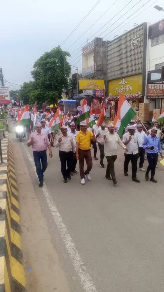 पुरानी पेंशन बहाली को लेकर गरजे शिक्षक-कर्मचारी, तिरंगा यात्रा निकाल डीएम कार्यालय पहुंचे
निजीकरण के विरोध में अटेवा का जोरदार प्रदर्शन, पुरानी पेंशन बहाली को बताया कर्मचारियों का अधिकार
संतकबीरनगर। पुरानी पेंशन योजना की बहाली, निजीकरण के विरोध तथा शिक्षकों-कर्मचारियों को सामाजिक सुरक्षा उपलब्ध कराने की मांग को लेकर अटेवा के आह्वान पर शुक्रवार को जिला मुख्यालय पर जोरदार तिरंगा यात्रा निकाली गई। जूनियर हाईस्कूल खलीलाबाद के प्रांगण से शुरू हुई यात्रा जिलाधिकारी कार्यालय तक पहुंची, जहां संगठन की ओर से मांगों को लेकर ज्ञापन सौंपा गया।तिरंगा यात्रा का मुख्य उद्देश्य पुरानी पेंशन बहाल कराने, निजीकरण का विरोध करने और पुराने शिक्षकों को वेतन की अनिश्चितता से मुक्त कराने की मांग को प्रमुखता से उठाना रहा। हाथों में तिरंगा लेकर शिक्षक-कर्मचारियों ने एकजुटता का प्रदर्शन किया।तिरंगा यात्रा को संबोधित करते हुए अटेवा जिलाध्यक्ष दिनेश कुमार चौधरी ने कहा कि पुरानी पेंशन बहाली अटेवा का संकल्प है। जब तक पुरानी पेंशन बहाल नहीं होती, तब तक संघर्ष जारी रहेगा। उन्होंने कहा कि शिक्षक और कर्मचारी अपने भविष्य की सामाजिक एवं आर्थिक सुरक्षा के लिए लंबे समय से संघर्ष कर रहे हैं।
मंडलीय मंत्री डॉ. मुकेश कुमार यादव ने कहा कि शिक्षक-कर्मचारियों की पुरानी पेंशन बहाली और अन्य महत्वपूर्ण समस्याओं के समाधान के लिए अटेवा संघर्षरत है। उन्होंने कहा कि कई राज्यों में पुरानी पेंशन व्यवस्था बहाल की जा चुकी है, ऐसे में उत्तर प्रदेश में भी कर्मचारियों की इस मांग पर सरकार को गंभीरता से विचार करना चाहिए।
वक्ताओं ने निजीकरण पर भी सवाल उठाए। अटेवा जिला महामंत्री ने कहा कि शिक्षा और स्वास्थ्य जैसी मूलभूत सेवाओं में निजीकरण का बढ़ता प्रभाव आम जनता के लिए चिंता का विषय है। उन्होंने कहा कि सरकारी संस्थाओं को मजबूत करने की जरूरत है, ताकि आमजन को बेहतर सुविधाएं मिल सकें। निजीकरण के कारण युवाओं के लिए रोजगार के अवसर प्रभावित होने की बात भी उठाई गई।
वक्ताओं ने कहा कि पुरानी पेंशन केवल कर्मचारियों का मुद्दा नहीं बल्कि उनके बुढ़ापे की सामाजिक सुरक्षा से जुड़ा विषय है। इसलिए सरकार को कर्मचारियों की मांग पर सकारात्मक निर्णय लेना चाहिए।तिरंगा यात्रा में राजेश कुमार मौर्य, परमेश्वर गौतम, ग्राम पंचायत कर्मचारी अध्यक्ष, अरुण, शशांक सिंह, अजय प्रसाद, अर्जुन सरकार, क्षितिज पाठक, संजीव यादव, विवेकानंद, अमरेश चौधरी, रवि, राकेश, राजेश पांडेय, संतोष कुमार, नीरज, सुरेंद्र कुमार, आनंद, उपेंद्राज यादव, प्रदीप कुमार सिंह, प्रमोद कुमार, आरपी यादव, उमेश पाठक, संत कुमार मौर्य, कन्हैयालाल, कन्हैयालाल लाल सहित बड़ी संख्या में शिक्षक-कर्मचारी एवं संगठन के पदाधिकारी मौजूद रहे।
अंत में संगठन की ओर से जिलाधिकारी कार्यालय पहुंचकर मांगों से संबंधित ज्ञापन सौंपा गया तथा पुरानी पेंशन बहाली तक आंदोलन जारी रखने का संकल्प दोहराया गया।