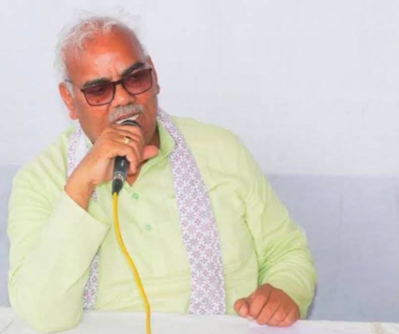 आशुतोष रांका पर हमले से गरमाई सियासत, दिलावर बोले- कांग्रेस और कॉकरोच को राजस्थान की प्रगति रास नहीं
जयपुर। सीजेपी प्रवक्ता आशुतोष रांका और उनके साथियों पर जयपुर में हुए हमले के बाद सियासी बयानबाजी तेज हो गई है। रांका ने शिक्षा मंत्री मदन दिलावर के इस्तीफे की मांग करते हुए कहा कि हमला करने वालों को 48 घंटे में गिरफ्तार नहीं किया गया तो प्रदेशभर में आंदोलन होगा। वहीं शिक्षा मंत्री मदन दिलावर ने कहा कि कांग्रेस और कॉकरोच को राजस्थान की प्रगति रास नहीं आ रही है। ये लोग झेंप मिटाने के लिए मदन दिलावर का इस्तीफा मांग रहे हैं।
रामपुरा-कंवरपुरा के सरकारी स्कूल में निरीक्षण के लिए गए कॉकरोच जनता पार्टी के लोगों पर हुए हमले को लेकर दिलावर ने कहा कि भाजपा हमेशा चाहती है कि बच्चों को अच्छी और गुणवत्तापूर्ण शिक्षा मिले। राजस्थान सरकार इस दिशा में पूरी ताकत के साथ काम कर रही है। लेकिन कांग्रेस और कॉकरोच को राजस्थान में हो रही यह प्रगति पसंद नहीं आ रही है।
प्रदेश में पैदा करना चाहते हैं जंतर-मंतर जैसा वातावरण
दिलावर ने कहा कि राजस्थान में बोर्ड परीक्षाओं में सबसे अधिक अंक लाने वाले विद्यार्थी सरकारी स्कूलों के हैं। ये लोग स्कूलों में जाकर बच्चों की पढ़ाई में व्यवधान पैदा कर रहे हैं। ग्रामीण अपने बच्चों की शिक्षा में व्यवधान बर्दाश्त नहीं करेंगे, इसलिए विरोध किया। उन्होंने आरोप लगाया कि कांग्रेस-कॉकरोच राजस्थान में जंतर-मंतर जैसा वातावरण पैदा करना चाहते हैं।
शिक्षा के मामले में 14वें से चौथे स्थान पर आया राजस्थान
मदन दिलावर ने कहा कि तीन साल पहले कांग्रेस सरकार के समय शिक्षा के मामले में राजस्थान 14वें स्थान पर था, आज चौथे स्थान पर आ गया है। वहीं मंत्री जवाहर सिंह बेढम ने आरोप लगाया कि कांग्रेस कार्यकर्ता खुद सीजेपी के मास्क पहनकर इलाके में गड़बड़ी फैलाने की साजिश रच रहे थे और अपने ही लोगों पर पत्थर फिंकवा रहे थे।
आशुतोष रांका ने दिया 48 घंटे का अल्टीमेटम
आशुतोष रांका ने आरोप लगाया कि हमले में उनके वॉलंटियर्स के हाथ तोड़ दिए गए, गाड़ियों में तोड़फोड़ की गई और महिलाओं पर पत्थर फेंके गए। उन्होंने कहा कि यह सब मदन दिलावर के कहने पर हुआ। रांका ने 48 घंटे में आरोपियों की गिरफ्तारी की मांग करते हुए कहा कि ऐसा नहीं हुआ तो आंदोलन शिक्षा से बढ़कर मदन दिलावर के खिलाफ होगा। उन्होंने स्कूल की खराब स्थिति पर भी सवाल उठाते हुए इसे राजस्थान के लोकतंत्र का काला दिन बताया।