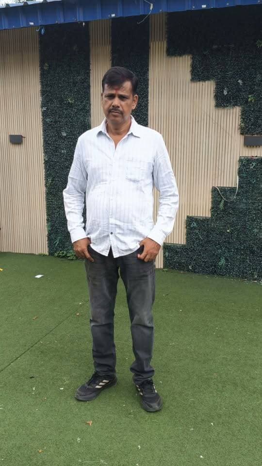 .....मैं तो बीस रुपये प्रति लीटर की दर से सौ रुपए का पांच लीटर गन्ने का रस ले आया हूँ. एक कप चाय में चौथाई चम्मच पर्याप्त है.
.....चार कप चाय एक चम्मच गन्ना रस से तैयार हो जाएगी.
.....मौके बेमौके पेट्रोल में भी मिक्स कर लेंगे.
......आप भी अपना सकते हैं.