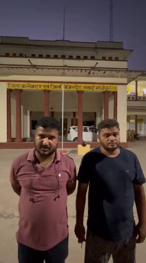 सवाई माधोपुर में राजकीय कर्मचारी से मारपीट, भीड़ जुटने से बनी तनावपूर्ण स्थिति
सवाई माधोपुर में राजकीय ड्यूटी से लौट रहे कर्मचारी के साथ मारपीट का मामला सामने आया है। पीड़ितों ने जानकारी देते हुए बताया की आरोप है कि हम्मीर पुलिया के पास बोलेरो की टक्कर के बाद विवाद हुआ और कर्मचारी के साथ गाली-गलौज व मारपीट की गई। आरोप है कि बाद में कुछ महिलाओं और अन्य लोगों को बुलाकर मारपीट की गई और घटना का वीडियो सोशल मीडिया पर वायरल कर दिया गया।
कर्मचारी का कहना है कि मौके पर भीड़ बढ़ने से स्थिति बेहद तनावपूर्ण हो गई थी और उसे अपनी जान का डर सताने लगा। कुछ लोगों ने बीच-बचाव कर उसे बचाया।
कर्मचारी ने प्रशासन से मामले की निष्पक्ष जांच, आरोपियों के खिलाफ कानूनी कार्रवाई और भविष्य में ऐसी घटनाओं की पुनरावृत्ति रोकने की मांग की है।