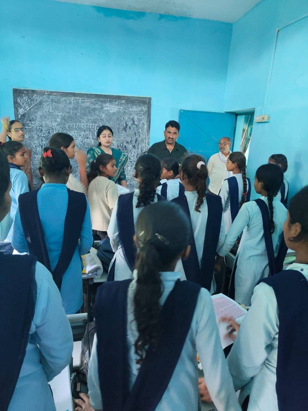 जिला अधिकारियों ने अपने अधीनस्थ संस्थाओं का किया निरीक्षण
----
सतना 21 अगस्त 2026/मुख्यमंत्री जन विश्वास अभियान के अंतर्गत मझगवां पहुंचे जिला अधिकारियों ने ब्लाक स्तर पर स्थित अपने-अपने अधीनस्थ संस्थाओं का निरीक्षण कर विभागीय व्यवस्थाओं और गतिविधियों का जायजा लिया। उप संचालक पशुपालन डॉ. एपी सिंह ने पशु चिकित्सालय मझगवां के निरीक्षण के दौरान पशु चिकित्सालय में उपलब्ध चिकित्सा सुविधाओं, औषधियों की उपलब्धता, अभिलेखों के संधारण तथा पशुपालकों को उपलब्ध कराई जा रही सेवाओं की जानकारी ली।
इसी प्रकार जिला शिक्षा अधिकारी सलोनी शर्मा और डीपीसी दिवाकर तिवारी ने मझगवां विकासखण्ड के विद्यालय और रजौला चित्रकूट के कन्या शाला का निरीक्षण कर पठन-पाठन की गतिविधियों का जायजा लिया।
CM Madhya Pradesh
Dr Mohan Yadav
#JansamparkMP
#हर_शुक्रवार_जनता_के_नाम
#JanVishwasAbhiyan2026
