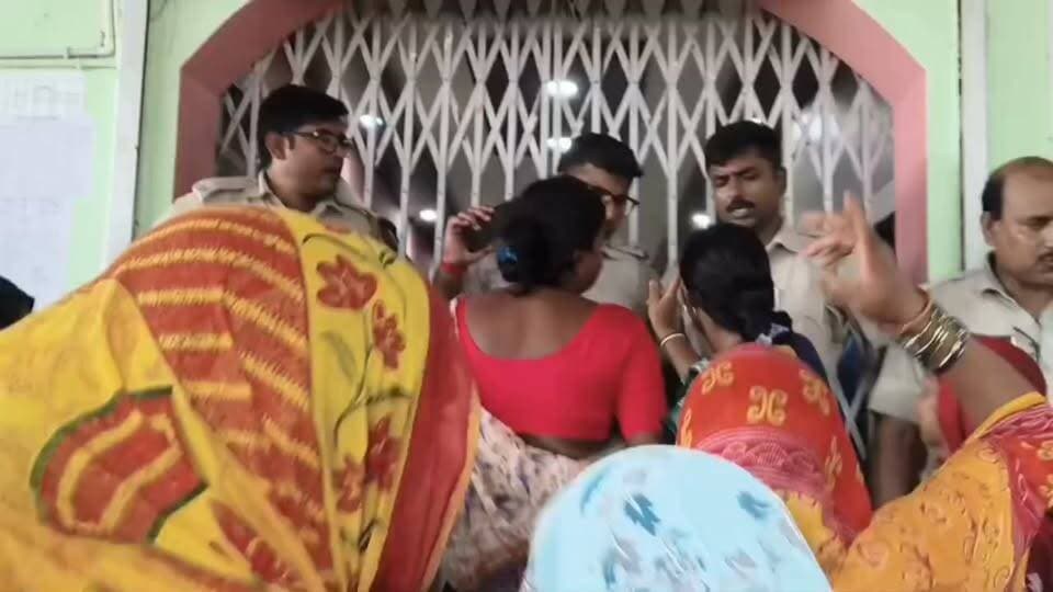 অন্নপূর্ণা ভান্ডারের টাকা না ঢোকায় নামখানায় বিডিও অফিসের সামনে বিক্ষোভ মহিলাদের