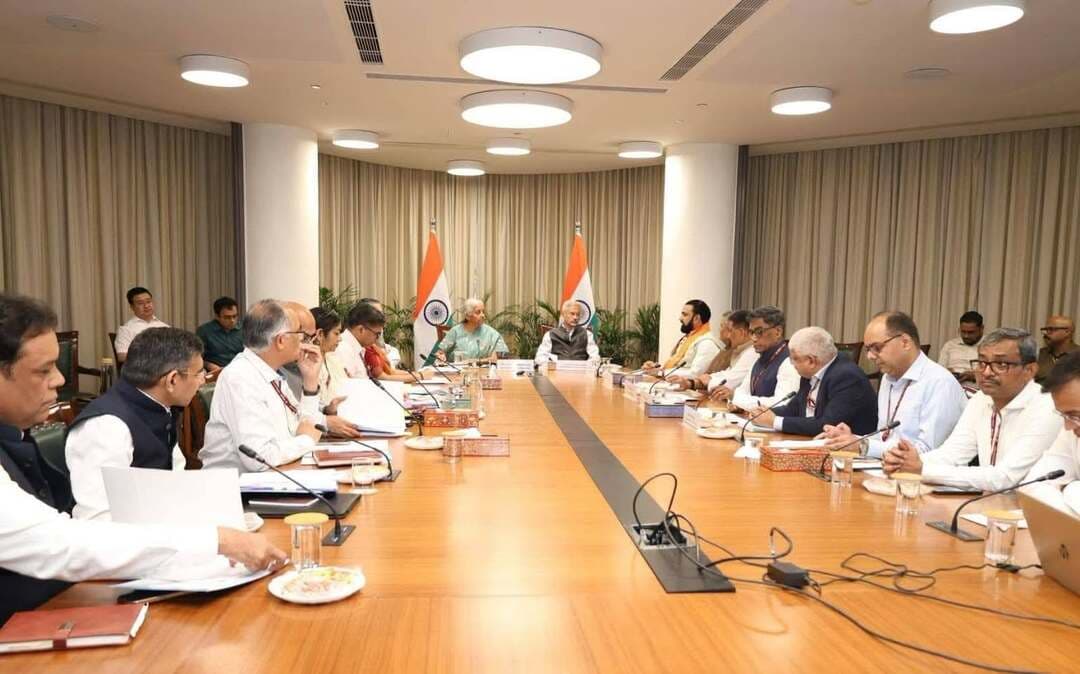 बिहार के विकास को लेकर केंद्र से सम्राट चौधरी की अहम मुलाकात
नई दिल्ली। मुख्यमंत्री श्री सम्राट चौधरी ने शुक्रवार को उप मुख्यमंत्री श्री विजय कुमार चौधरी एवं राज्यसभा सांसद श्री संजय कुमार झा के साथ केंद्रीय वित्त मंत्री निर्मला सीतारमण तथा केंद्रीय विदेश मंत्री डॉ. एस. जयशंकर से मुलाकात की। इस दौरान बिहार के विकास से जुड़े कई महत्वपूर्ण मुद्दों पर सकारात्मक एवं सार्थक चर्चा हुई।
बैठक में कोसी नदी पर हाई लेवल डैम के डीपीआर को शीघ्र पूरा करने, कोसी-मेची लिंक परियोजना के लिए आवश्यक राशि एवं तकनीकी अनुमोदन, बिहार को अतिरिक्त केंद्रीय सहायता तथा Reform Based Incentive को प्रभावी बनाने सहित विभिन्न विषयों पर विचार-विमर्श किया गया।
इसके अलावा भागलपुर में विक्रमशिला विश्वविद्यालय एवं हाजीपुर में NIFTEM के लिए भूमि उपलब्ध कराने तथा सोन-फल्गू रिवर लिंक परियोजना, महाबोधि कॉरिडोर और विष्णुपद मंदिर कॉरिडोर का कार्य शीघ्र शुरू कराने को लेकर भी चर्चा हुई।
मुख्यमंत्री ने कहा कि बिहार के विकास से जुड़े इन महत्वपूर्ण परियोजनाओं को केंद्र सरकार के सहयोग और बेहतर समन्वय के साथ गति देने की दिशा में यह मुलाकात महत्वपूर्ण रही।