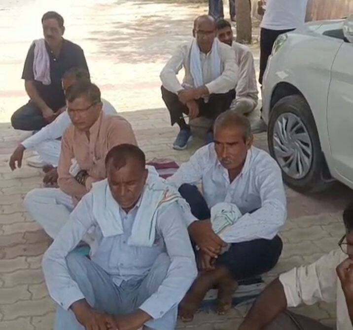 घांघू ब्लाइंड मर्डर मामला दो माह बाद भी नहीं हुआ खुलासा, आक्रोशित ग्रामीणों ने एसपी को सौंपा ज्ञापन
चूरू के सदर थाना क्षेत्र के गांव घांघू में दो माह पूर्व हुए ब्लाइंड मर्डर मामले का पुलिस अब तक खुलासा नहीं कर पाई है। इस बात से आक्रोशित ग्रामीणों ने शुक्रवार को पुलिस अधीक्षक कार्यालय पहुंचकर एसपी से मामले का जल्द निस्तारण कर आरोपियों की गिरफ्तारी की मांग की। ग्रामीण महावीर नेहरा के नेतृत्व में पहुंचे ग्रामीणों ने बताया कि 22 और 23 जून की मध्य रात्रि को घांघू निवासी श्रीचंद पुत्र पूनमाराम जाट की अज्ञात व्यक्तियों ने गला घोंटकर हत्या कर दी थी। इस संबंध में सदर थाने में मुकदमा दर्ज करवाया गया था, लेकिन दो माह बीत जाने के बावजूद पुलिस हत्यारों का कोई सुराग नहीं लगा सकी है। नेहरा ने बताया कि घटना के बाद से गांव और आसपास के क्षेत्र में भय का माहौल बना हुआ है। उन्होंने कहा कि एसपी मामले को लेकर संवेदनशील हैं और उन्होंने सीओ सिटी के नेतृत्व में छह टीमों का गठन भी किया था, लेकिन सदर थाने की स्थानीय पुलिस टीम की सुस्ती और ढीले रवैये के कारण जांच आगे नहीं बढ़ पा रही है। ग्रामीणों ने चेतावनी दी है कि यदि पुलिस ने शीघ्र ही मामले का पर्दाफाश कर आरोपियों को गिरफ्तार नहीं किया, तो आगामी दिनों में उग्र प्रदर्शन किया जाएगा। <nis:link nis:type=tag nis:id=ghangunews nis:value=ghangunews nis:enabled=true nis:link/> <nis:link nis:type=tag nis:id=crime nis:value=crime nis:enabled=true nis:link/>
<nis:link nis:type=tag nis:id=follower nis:value=follower nis:enabled=true nis:link/> <nis:link nis:type=tag nis:id=nonfollowers nis:value=nonfollowers nis:enabled=true nis:link/> <nis:link nis:type=tag nis:id=highlightseveryone nis:value=highlightseveryone nis:enabled=true nis:link/>