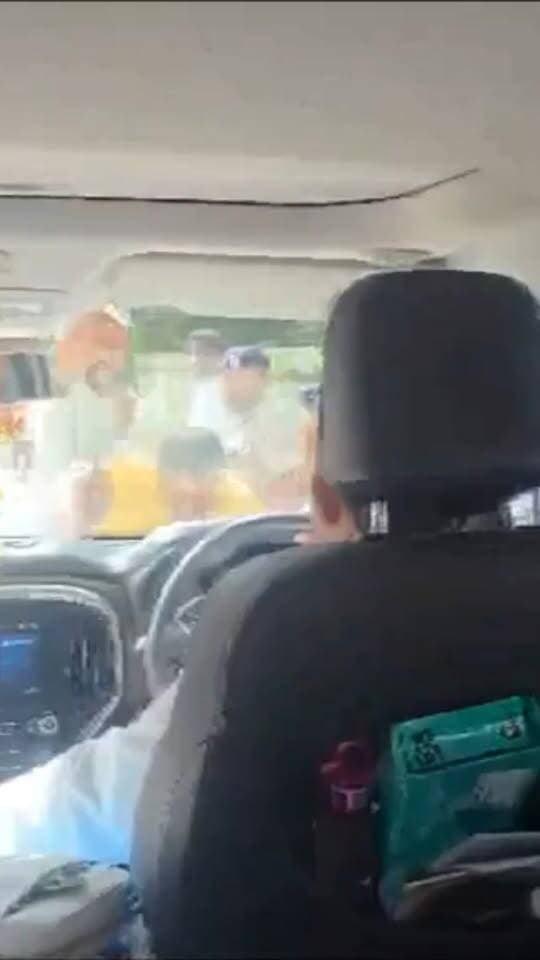🚨 ममता बनर्जी की कार पर हमला!
बैरकपुर में TMC कार्यकर्ता से मिलने जा रहीं ममता बनर्जी की कार पर पथराव का आरोप। ममता बोलीं—“खिड़कियां खुली होतीं तो मेरा सिर फट जाता!” घटना के बाद सियासी माहौल गरमाया।
#ममता_बनर्जी, #बैरकपुर, #पश्चिम_बंगाल, #TMC, #ब्रेकिंग_न्यूज, #पथराव, #YashasviDuniya