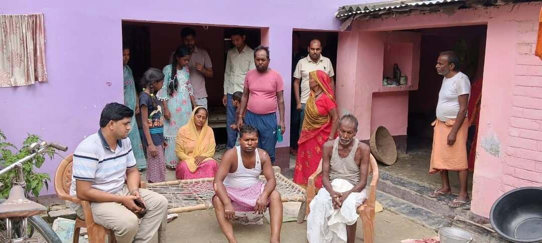 वैनी, गंगापुर मे सड़क हादसे में मृतक रुद्राक्ष के परिजनों से मिले रौशन कुमार, उचित मुआवजा व सड़क सुरक्षा की मांग
पूसा प्रखंड की दक्षिणी हरपुर पंचायत निवासी राजेश महतो जी के 10 वर्षीय पुत्र रुद्राक्ष कुमार की पूसा-ताजपुर मुख्य मार्ग पर बीते दिन सड़क दुर्घटना में हुई असामयिक मौत पर पूर्व जिला परिषद प्रत्याशी सह भाकपा-माले जिला कमिटी सदस्य रौशन कुमार ने शोकाकुल परिजनों से मुलाकात की और गहरी संवेदना व्यक्त की।
रौशन कुमार ने परिजनों से घटना की जानकारी ली तथा इस कठिन घड़ी में परिवार के साथ खड़े रहने और हरसंभव सहयोग का भरोसा दिलाया।उन्होंने कहा कि मासूम रुद्राक्ष की सड़क हादसे में हुई मौत बेहद दुखद और हृदयविदारक है। परिवार पर आई इस अपार पीड़ा को शब्दों में व्यक्त करना कठिन है। उन्होंने प्रखंड प्रशासन से मांग की कि मृतक के परिवार को अविलंब उचित मुआवजा उपलब्ध कराया जाए। साथ ही, हादसे में गंभीर रूप से घायल रुद्राक्ष के चाचा राकेश कुमार के बेहतर और नि:शुल्क इलाज की समुचित व्यवस्था सुनिश्चित की जाए। आगे कहा कि पूसा-ताजपुर मुख्य मार्ग पर तेज रफ्तार एवं भारी वाहनों के परिचालन से लगातार दुर्घटनाओं का खतरा बना हुआ है। गंगापुर अस्पताल चौक जैसे संवेदनशील स्थान पर यातायात नियंत्रण और सड़क सुरक्षा के पर्याप्त इंतजाम किए जाने की आवश्यकता है। उन्होंने प्रशासन से पूसा-ताजपुर मार्ग पर भारी वाहनों की गति नियंत्रित करने, संवेदनशील स्थानों पर ट्रैफिक व्यवस्था मजबूत करने, आवश्यकतानुसार स्पीड ब्रेकर एवं चेतावनी संकेतक लगाने तथा सड़क किनारे अतिक्रमण हटाने की मांग की। इस दौरान मृतक के परिजन एवं स्थानीय ग्रामीण मौजूद रहे।