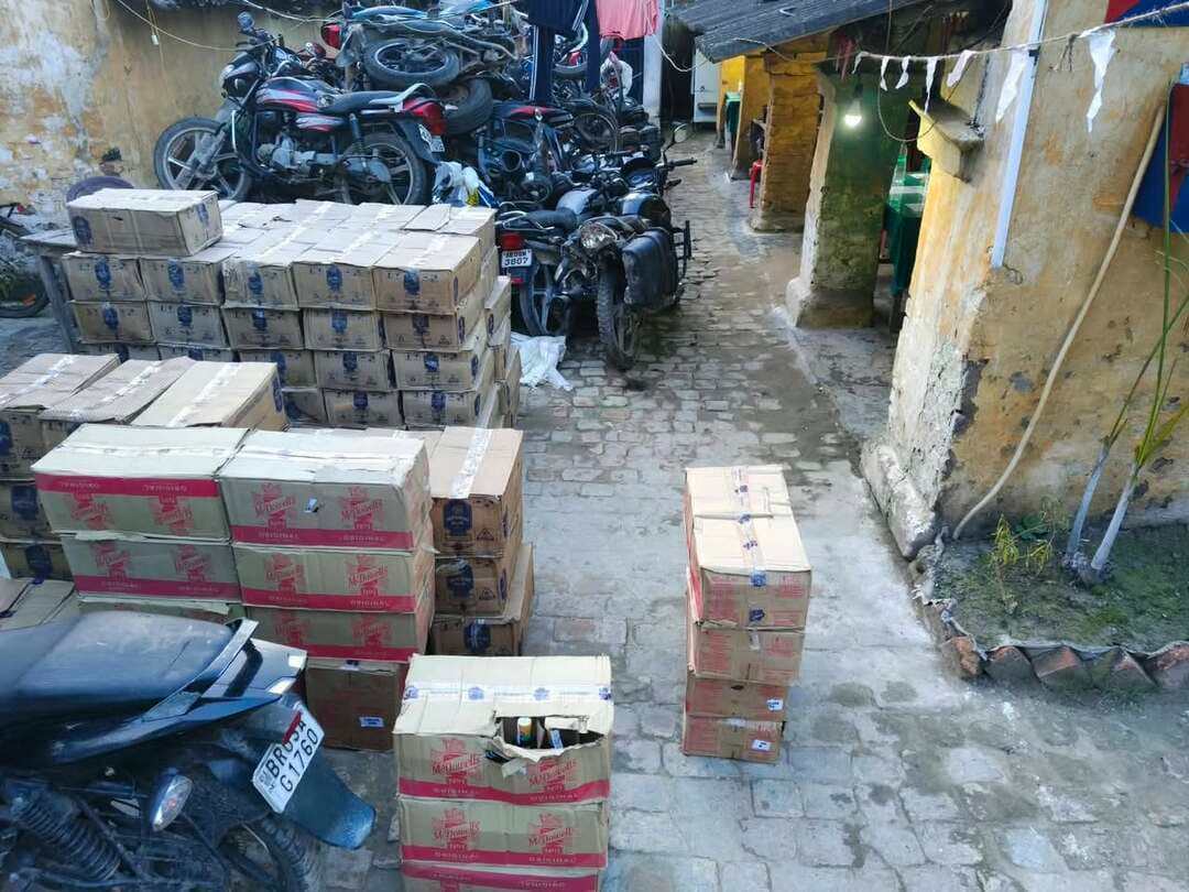 वैनी थाने की पुलिस को मिली बड़ी सफलता वैनी थाना अध्यक्ष कल्पना कुमारी ने गुप्त सूचना के आधार पर बड़ी कार्रवाई करते हुए चंदौली जमुआरी नदी के पास से लगभग 99 कार्टून अवैध विदेशी शराब बरामद। वैनी थाना अध्यक्ष कल्पना कुमारी के नेतृत्व में गठित टीम में शामिल PSI राकेश कुमार, ASI रंजन कुमार, PTC हरेंद्र पासवान सहित सशक्त बल को मिली बड़ी सफलता