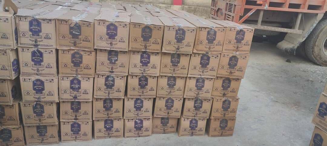 कर्पूरीग्राम थाना पुलिस द्वारा गुप्त सूचना के आधार पर की गई छापामारी के क्रम में ग्राम जगदीश रामी चौक से एक ट्रक पर लदे 2340 लीटर विदेशी शराब को किया गया जप्त। जिस संबंध में कर्पूरीग्राम थाना कांड सं0-102/26 धारा-30 (ए) बिहार मद्य निषेध एवं उत्पाद (संशोधित) अधिनियम 2022 दर्ज कर अग्रतर विधि सम्मत कार्रवाई की जा रही है। तथा नामजद अभियुक्तों की गिरफ्तारी हेतु छापामारी की जा रही हैं।
बरामदः- 01 ट्रक एवं 2340 लीटर विदेशी शराब।