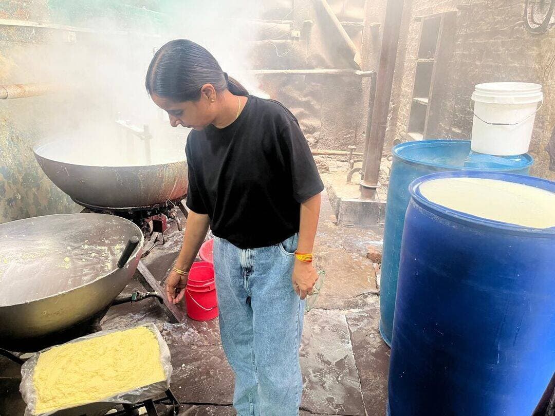 आगामी त्योहारों को ध्यान में रखते हुए खाद्य सुरक्षा विभाग ने की नमूना कार्यवाही
मौ क्षेत्र के विभिन्न प्रतिष्ठानों से नमूने लेकर जांच के लिए भेजे
कलेक्टर भिण्ड के निर्देशन में एवं अभिहित अधिकारी के मार्गदर्शन में आगामी त्योहारों को ध्यान में रखते हुए खाद्य सुरक्षा एवं मानक अधिनियम के तहत नमूना कार्यवाही की गई। साथ ही मौ स्थित आरओ प्लांट की शिकायत के आधार पर जांच की गई। मौके पर फर्म संचालक उपस्थित नहीं मिले, फर्म पर उपस्थित व्यक्ति पूरन सिंह एवं फर्म संचालक की पत्नी से खाद्य रजिस्ट्रेशन एवं वॉटर रिपोर्ट मांगे जाने पर फर्म संचालक के आने पर दिखाने को कहा। साथ ही प्राप्त सूचना के आधार पर फर्म परिसर के पास में ही दूसरे गोदाम में पानी/कोल्ड्रिंक की बोतलों का स्टॉक रखा हुआ पाया गया, जिसका ताला लगा हुआ था।
फर्म संचालक के आने तक माल गोदाम को शट-डाउन किया गया एवं मौ स्थित गिर्राज डेयरी प्रो. विनोद यादव से दूध का नमूना, संजीव जैन फर्म- सिद्धांत ट्रेडिंग कंपनी से अंबिक लव स्टार कैरेमल टॉफी का नमूना, जंडेल सिंह गुर्जर मौ से मावा का नमूना, पुष्पेन्द्र कुमार जैन प्रो. फर्म प्रसिद्धि सेल्स एजेंसी से सोन पपड़ी का नमूना, प्रो. रामबिहारी राठौर फर्म - सिद्ध बाबा डेयरी से मावा का नमूना, बृजेश कुशवाह पुत्र बाल किशोर कुशवाह मौ से नमकीन एवं बिस्किट के नमूने जांच वास्ते लिए जाकर राज्य खाद्य परीक्षण प्रयोगशाला भोपाल भेजे जा रहे हैं।
<nis:link nis:type=tag nis:id=cmmadhyapradesh nis:value=CMMadhyaPradesh nis:enabled=true nis:link/>
<nis:link nis:type=tag nis:id=jansamparkmp nis:value=JansamparkMP nis:enabled=true nis:link/>
Directorate of Health Services, Madhya Pradesh।
<nis:link nis:type=tag nis:id=भिण्ड nis:value=भिण्ड nis:enabled=true nis:link/>
<nis:link nis:type=tag nis:id=bhind nis:value=Bhind nis:enabled=true nis:link/>