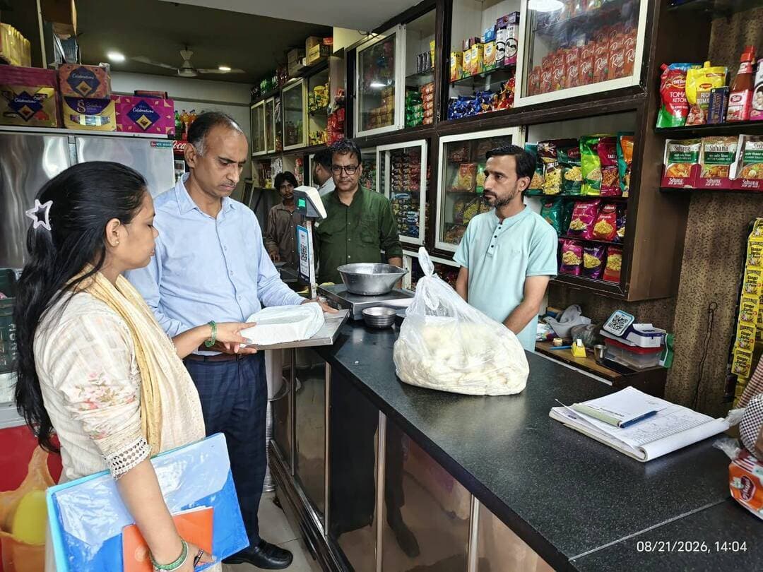 #गुना - एनालॉग पनीर-मावा पर कार्रवाई, तीन डेयरियों से लिए गए खाद्य नमूने
कलेक्टर के निर्देश पर फूड सेफ्टी टीम व कार्यपालिक मजिस्ट्रेट की संयुक्त कार्रवाई
कलेक्टर श्री किशोर कुमार कन्याल द्वारा एनालॉग पनीर एवं मावा पर प्रतिबंध के संबंध में जारी निर्देशों के क्रम में शुक्रवार को फूड सेफ्टी टीम एवं कार्यपालिक मजिस्ट्रेट ने संयुक्त रूप से शहर की डेयरियों का निरीक्षण किया।
निरीक्षण में संयुक्त दल ने डेली नयापुरा स्थित डेली नीड्स डेयरी,ममता डेयरी तथा हाटरोड पर श्याम डेयरी का निरीक्षण किया। इस दौरान श्याम डेयरी से मावा, पनीर, मलाई बर्फी एवं घी तथा अन्य डेयरी प्रतिष्ठानों से पनीर एवं मावा के नमूने लेकर जांच के लिए प्रयोगशाला भेजे गए।
निरीक्षण के दौरान डेयरी संचालकों को खाद्य सुरक्षा एवं मानक अधिनियम के प्रावधानों का पालन करने, गुणवत्तापूर्ण खाद्य सामग्री का विक्रय सुनिश्चित करने तथा प्रतिबंधित अथवा मिलावटी खाद्य पदार्थों का उपयोग एवं विक्रय नहीं करने के निर्देश दिए गए। कार्रवाई में नायब तहसीलदार श्रीमती आरती गौतम, फूड सेफ्टी ऑफिसर श्री नवीन जैन तथा श्री रवि शिवहरे शामिल रहे।
प्रशासन ने स्पष्ट किया है कि खाद्य पदार्थों में मिलावट एवं प्रतिबंधित एनालॉग पनीर एवं मावा के विक्रय के विरुद्ध जिले में निरंतर जांच एवं कार्रवाई जारी रहेगी तथा आमजन के स्वास्थ्य से खिलवाड़ करने वालों के विरुद्ध नियमानुसार कठोर कार्रवाई की जाएगी।
#Guna CM Madhya Pradesh Jansampark Madhya Pradesh