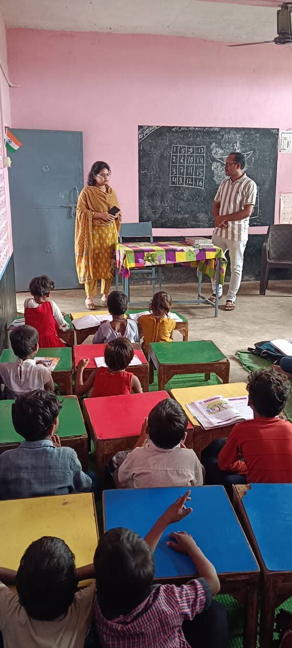 #गुना - डिप्टी कलेक्टर सुश्री महिमा चौधरी ने शासकीय विद्यालयों का किया निरीक्षण
डिप्टी कलेक्टर सुश्री महिमा चौधरी ने शुक्रवार को तहसील राघौगढ़ के शासकीय प्राथमिक एवं माध्यमिक विद्यालय गौरा एवं देहरी का निरीक्षण कर विद्यार्थियों के पठन-पाठन का जायजा लिया।
निरीक्षण के दौरान कुछ विद्यार्थियों को पढ़ने और वाचन में कठिनाई पाई गई। इस पर उन्होंने शिक्षकों को निर्देशित किया कि ऐसे विद्यार्थियों से प्रतिदिन पूरी कक्षा के सामने लेखन एवं वाचन का अभ्यास कराया जाए, ताकि उनकी पढ़ने और बोलने की क्षमता में सुधार हो सके।
इस दौरान कई विद्यार्थी प्रतिभाशाली भी पाए गए, जिन्होंने पूछे गए प्रश्नों के त्वरित और सही उत्तर दिए। डिप्टी कलेक्टर ने विद्यार्थियों की सराहना करते हुए उन्हें नियमित रूप से मन लगाकर अध्ययन करने और बेहतर प्रदर्शन के लिए प्रोत्साहित किया।
#Guna CM Madhya Pradesh Jansampark Madhya Pradesh Gwalior Commissioner Panchayat, Rural Development and Social Welfare Department of Madhya Pradesh Department of School Education, Madhya Pradesh