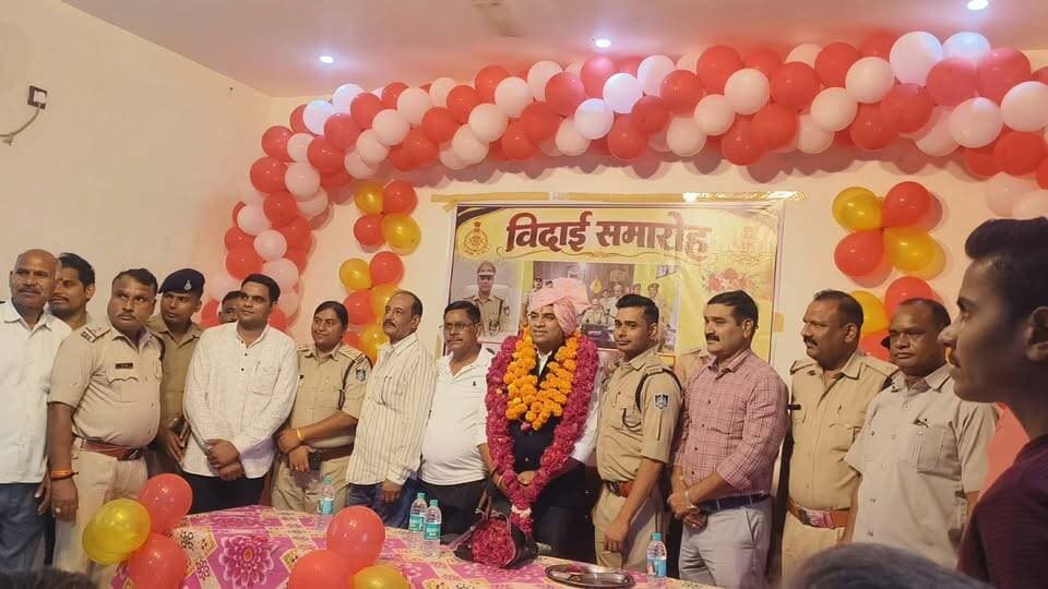 🚨पिछोर एसडीओपी प्रशांत शर्मा का भावभीनी विदाई समारोह संपन्न🚨
पिछोर- पिछोर अनुविभाग के एसडीओपी प्रशांत शर्मा जी के स्थानांतरण होने पर पिछोर के रामराजा गार्डन में विदाई समारोह का आयोजन किया गया।
कार्यक्रम का आयोजन पिछोर थाना स्टाफ द्वारा किया गया, जिसमें श्री शर्मा को पुष्पमाला पहनाकर और साफा बांधकर सम्मानित किया गया। इस दौरान थाना प्रभारी सहित समस्त पुलिस स्टाफ मौजूद रहा।
समारोह में नगर के पत्रकारगण एवं गणमान्य नागरिक भी उपस्थित रहे और उन्होंने श्री शर्मा के कार्यकाल की सराहना करते हुए उनके उज्जवल भविष्य की कामना की।
#Pichhor #Shivpuri #RamrajaGarden #Farewell #PichhorNews