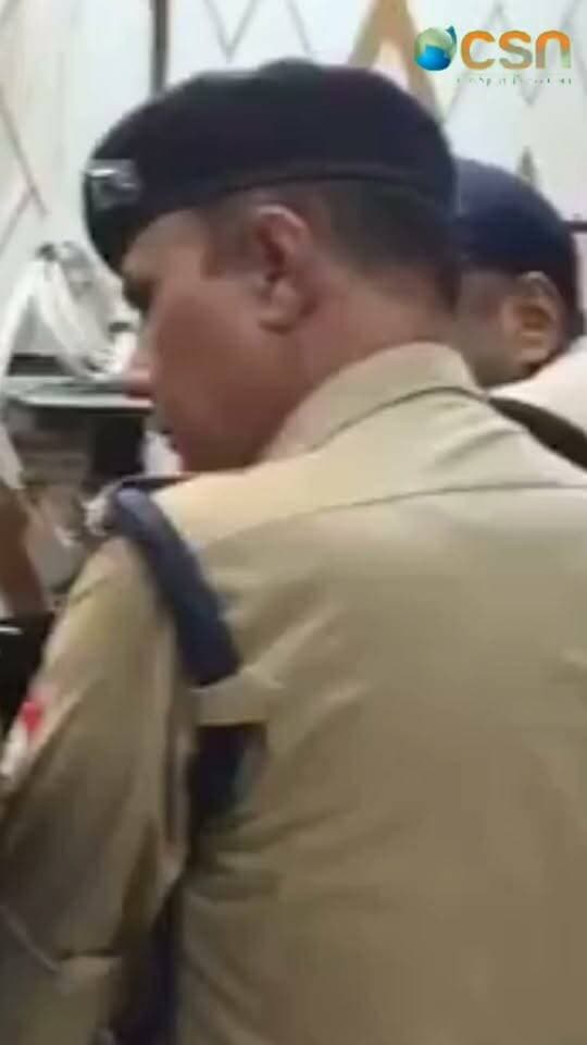 स्पेशल-26 की तरह हल्द्वानी में हुई एक डकैती की वारदात, SOG (पुलिस) बनकर आए थे डकैत
#nainitalpolice #DIGKUMAUN
#uttarakhandcops #DeepamSeth_IPS
#pushkardhami #uttarakhandpolice #उत्तराखंड #उत्तराखंडसमाचार