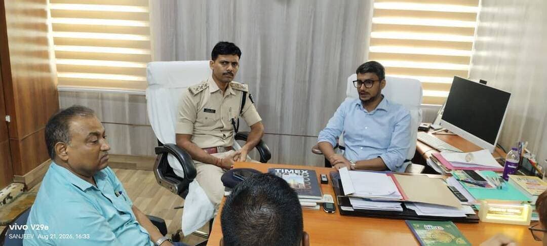 आज नगर परिषद खगड़िया में टाउन वेंडिंग कमिटी की बैठक साइबर DSP और सदर अस्पताल के अधीक्षक की उपस्थिति में सम्पन्न हुई
जिसमें स्टेशन रोड को NO Vending जोन घोषित किये जाने पर निर्णय हुआ.
इसके साथ ही ROB से फुट ओवर ब्रिज तक चिन्हित किये गए जगह पर फुटकर विक्रेता को व्यापार करने का निदेश हुआ.
इसके अलावा नये निर्मित किये जा रहे वेंडिंग जोन बखरी स्टैंड के पास बांध के समीप भूमि पर चिन्हित लोगों को विक्रय करने हेतु पुनर्वासित करने पर निर्णय हुआ.