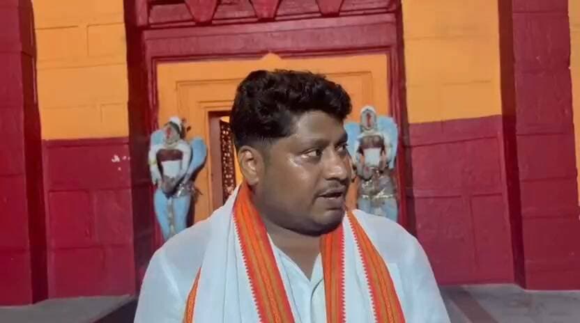 उमगा पहाड़ स्थित लाखों श्रद्धालुओं की आस्था केंद्र सूर्य मंदिर पर उगी घास, संरक्षण के अभाव में बदहाल धरोहर,RJD नेता बोले- सरकार विफल
औरंगाबाद जिले के ऐतिहासिक, पौराणिक एवं प्रसिद्ध धार्मिक स्थल उमगा पहाड़ स्थित सूर्य मंदिर के शिखर पर घास जम गई है। इसे लेकर राजद नेता राजू सिद्धि यादव ने सरकार पर तंज कसते हुए इसे सरकार की विफलता करार दिया है।
उन्होंने कहा कि उमगा पहाड़ आस्था का बड़ा केंद्र है। यहां सूर्य मंदिर,उमंगेश्वरी शक्तिपीठ, गौरीशंकर बाबा के मंदिर समेत 52 मंदिरों का श्रृंखला है जहां छठ महापर्व, माघी श्रीपंचमी के तीन दिवसीय मेले और महाशिवरात्रि पर लाखों श्रद्धालुओं की भीड़ उमड़ती है। एक जनवरी को नववर्ष पर पिकनिक मनाने लाखों की संख्या में सैलानी यहां पहुंचते हैं और पूरे सावन माह यहां भक्तों का तांता लगा रहता है।इतने महत्वपूर्ण धार्मिक स्थल की उपेक्षा और सूर्य मंदिर के ऊपर घास जमना सरकार की उदासीनता को दर्शाता है। उन्होंने अविलंब साफ-सफाई और जीर्णोद्धार की मांग की है।
#UmgaSuryaMandir #AurangabadNews #BiharNews