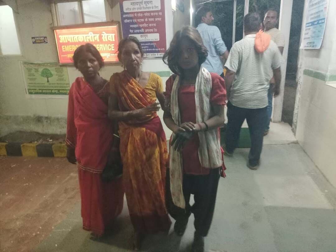 औरंगाबाद के मदनपुर में करंट लगने से किशोरी घायल, सामुदायिक स्वास्थ्य केंद्र में भर्ती,चिकित्सकों ने किया इलाज
औरंगाबाद जिला के मदनपुर प्रखंड के दक्षिणी उमगा पंचायत के श्रीडीह गांव में करंट लगने से एक 16 वर्षीय किशोरी गंभीर रूप से घायल हो गई।घायल किशोरी की पहचान मंटू रिकियासन की पुत्री लक्ष्मी कुमारी (16 वर्ष) के रूप में की गई है। बताया जाता है कि घर में मोबाइल चार्जर लगाते समय वह बिजली के संपर्क में आ गई, जिससे वह झुलस गई।परिजनों ने आनन-फानन में उसे मदनपुर सामुदायिक स्वास्थ्य केंद्र में भर्ती कराया, जहां ड्यूटी पर मौजूद डॉ. जितेंद्र कुमार ने उसका प्राथमिक उपचार किया। चिकित्सकों के अनुसार किशोरी की स्थिति खतरे से बाहर है।
#MadanpurNews #AurangabadNews #BiharNews