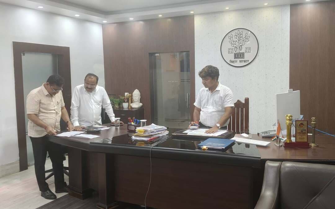 आज दिनांक 21.08.2026 को जिला पदाधिकारी, रोहतास श्री दीपक कुमार मिश्रा की अध्यक्षता में भारत की जनगणना 2027 अंतर्गत DCHB (जिला जनगणना हस्त पुस्तिका) के क्षेत्र कार्य की समीक्षा हेतु चार्ज पदाधिकारी एवं अंचलाधिकारी की वीडियो कॉन्फ्रेसिंग के माध्यम से बैठक आयोजित की गयी।
भारत की जनगणना 2027 के दोनों चरणों (प्रथम चरण- मकान सूचीकरण एवं मकानों की गणना एवं द्वितीय चरण- जनसंख्या परिगणना) के क्षेत्र कार्यों के मध्य जिला जनगणना हस्त पुस्तिका से संबंधी आंकड़ों के संग्रहण का कार्य किया जाना है। DCHB (जिला जनगणना हस्त पुस्तिका) के क्षेत्र कार्य 30 अगस्त 2026 तक पूर्ण किया जाना है।
जिला पदाधिकारी महोदय द्वारा जिला जनगणना हस्त पुस्तिका के संबंध में बताया गया कि जनगणना कार्य का अभिन्न अंग है तथा इसे प्रत्येक जिले के लिए पृथक रूप से तैयार किया जाता है इसके माध्यम से जिले के प्रत्येक ग्राम एवं नगर की प्रमुख जन सांख्यिकीय एवं सामाजिक आर्थिक विशेषताओं के साथ-साथ नागरिक सुविधाओं एवं आधारभूत संरचनाओं की उपलब्धता संबंधी विस्तृत जानकारी प्रस्तुत की जाती है। इस उद्देश्य से ग्राम एवं नगर स्तर पर नागरिक सुविधाओं एवं आधारभूत संरचनात्मक सुविधाओं की उपलब्धता संबंधी जानकारी संकलित करने हेतु विशेष रूप से तैयार की गई ग्राम निर्देशिका एवं नगर निर्देशिका के अनुसूचियों का उपयोग किया जाता है। बैठक में DCHB (जिला जनगणना हस्त पुस्तिका) के घटक से संबंधित आंकड़ों की शुद्धता के साथ ससमय कार्य निष्पादन सुनिश्चित करने हेतु सभी चार्ज पदाधिकारी को निर्देशित किया गया।
उक्त बैठक में उप विकास आयुक्त, अपर समाहर्त्ता, DCO बिहार के जिला नोडल आदि उपस्थित थे।
#IPRD
Information & Public Relations Department, Government of Bihar