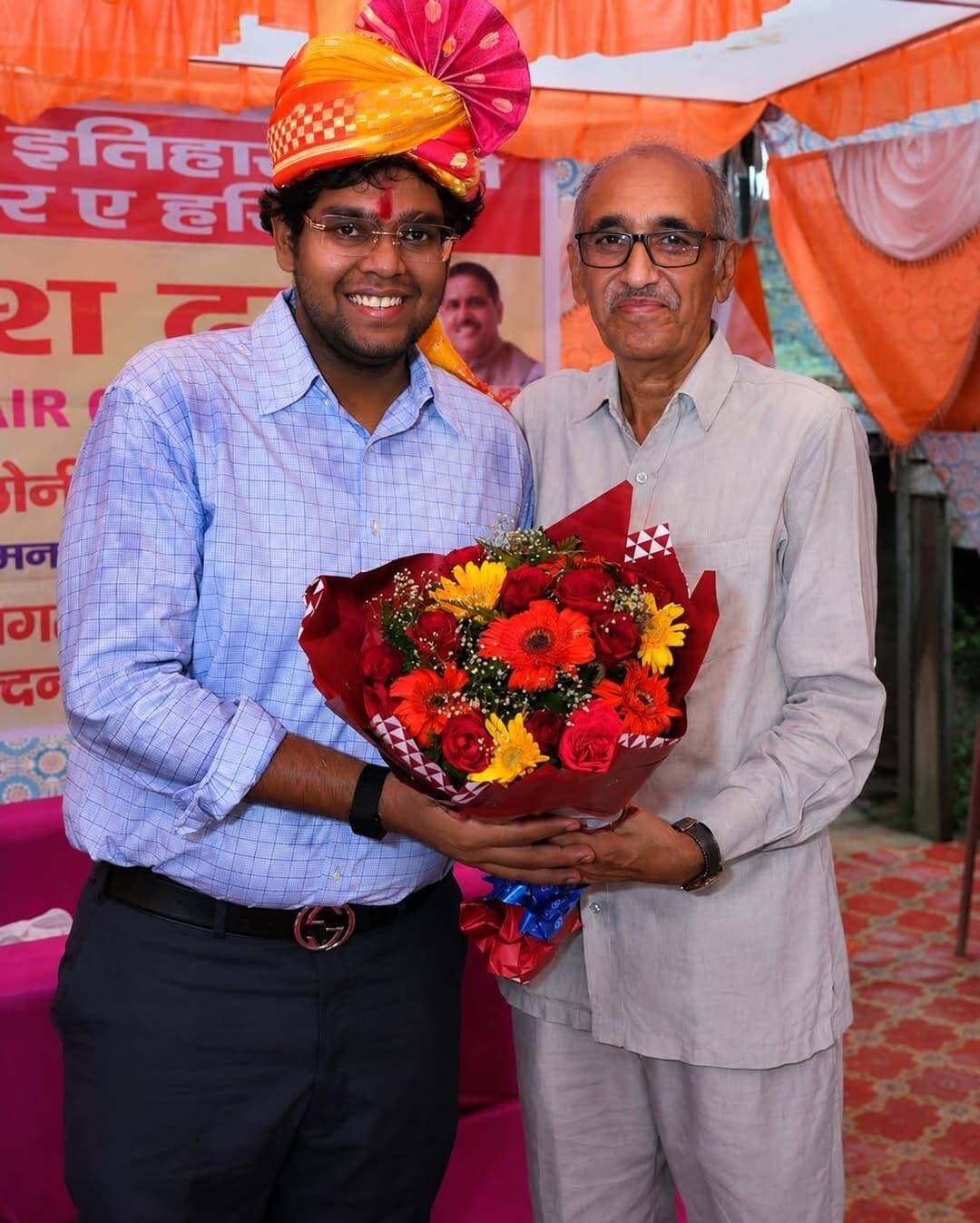 यूपीएससी में देश में तीसरा स्थान प्राप्त करने वाले एकांश ढुल सम्मानित
रोहतक, 20 अगस्त! मीडिया काउन्सिल ऑफ जर्नलिस्ट के राष्ट्रीय अध्यक्ष संजय राठी ने संघ लोक सेवा आयोग की सिविल सेवा परीक्षा में अखिल भारतीय स्तर पर तृतीय स्थान प्राप्त करने वाले एकांश ढुल को सम्मानित किया। इस अवसर पर संजय राठी ने एकांश ढुल को उनकी शानदार उपलब्धि के लिए बधाई देते हुए उनके उज्ज्वल भविष्य की शुभकामनाएं दीं।
संजय राठी ने कहा कि एकांश ढुल ने अपनी प्रतिभा, कड़ी मेहनत, अनुशासन, निरंतर प्रयास और लक्ष्य के प्रति दृढ़ संकल्प के बल पर यह ऐतिहासिक उपलब्धि हासिल की है। उनकी सफलता केवल उनके परिवार के लिए ही नहीं, बल्कि पूरे हरियाणा के लिए गर्व का विषय है। एकांश ने यूपीएससी जैसी देश की सबसे प्रतिष्ठित और कठिन प्रतियोगी परीक्षा में देशभर के प्रतिभाशाली अभ्यर्थियों के बीच तीसरा स्थान प्राप्त कर हरियाणा का नाम राष्ट्रीय स्तर पर रोशन किया है।
उन्होंने कहा कि एकांश की सफलता विशेष रूप से इसलिए प्रेरणादायक है क्योंकि उन्होंने अपने पिछले प्रयासों से सीख लेते हुए लगातार अपने प्रदर्शन में सुधार किया। उन्होंने शानदार प्रदर्शन करते हुए अखिल भारतीय स्तर पर तीसरा स्थान हासिल किया। यह उनकी मेहनत, आत्मविश्वास और असफलताओं से सीखने की क्षमता का प्रमाण है।
संजय राठी ने कहा कि आज देश के युवाओं के सामने रोजगार और प्रतियोगी परीक्षाओं की बड़ी चुनौती है। ऐसे समय में एकांश ढुल की सफलता लाखों विद्यार्थियों के लिए प्रेरणा है। उन्होंने कहा कि प्रतिभा के साथ अनुशासन, धैर्य, नियमित अध्ययन और लक्ष्य के प्रति प्रतिबद्धता सफलता के लिए आवश्यक हैं। युवाओं को किसी एक असफलता से निराश होने के बजाय अपनी कमियों को पहचानकर और अधिक मेहनत के साथ आगे बढ़ना चाहिए।
संजय राठी ने एकांश ढुल के माता-पिता को भी बधाई देते हुए कहा कि बच्चों की सफलता में परिवार के संस्कार, प्रोत्साहन और सहयोग की महत्वपूर्ण भूमिका होती है। उन्होंने कहा कि एकांश ने अपने माता-पिता तथा गुरुजनों की मेहनत और मार्गदर्शन को भी सार्थक किया है।
उन्होंने कहा कि प्रशासनिक सेवा केवल एक प्रतिष्ठित पद प्राप्त करने का माध्यम नहीं है, बल्कि यह देश और समाज की सेवा करने की बड़ी जिम्मेदारी है। उन्होंने उम्मीद जताई कि एकांश ढुल अपनी प्रतिभा, ईमानदारी, संवेदनशीलता और प्रशासनिक क्षमता का उपयोग आम नागरिकों की समस्याओं के समाधान तथा राष्ट्र निर्माण में करेंगे। विशेष रूप से गरीब, किसान, मजदूर, युवा, महिला और समाज के कमजोर वर्गों तक शासन की योजनाओं का लाभ पहुंचाने में उनकी भूमिका महत्वपूर्ण होगी।
संजय राठी ने कहा कि हरियाणा की धरती ने देश को अनेक प्रतिभाशाली अधिकारी, खिलाड़ी, वैज्ञानिक और सामाजिक कार्यकर्ता दिए हैं। एकांश ढुल की उपलब्धि इस गौरवशाली परंपरा को आगे बढ़ाने वाली है। उन्होंने हरियाणा के युवाओं का आह्वान किया कि वे नशे और निराशा से दूर रहकर शिक्षा, कौशल, खेल, प्रतियोगी परीक्षाओं और राष्ट्र निर्माण के सकारात्मक क्षेत्रों में अपनी ऊर्जा लगाएं।
इस अवसर पर एकांश ढुल को सम्मानित करते हुए संजय राठी ने कहा कि उनकी सफलता आने वाली पीढ़ी के लिए प्रेरणा का स्रोत बनेगी। उन्होंने एकांश ढुल को जीवन में आगे बढ़ते हुए ईमानदारी और जनसेवा के मूल्यों को सर्वोच्च प्राथमिकता देने की शुभकामनाएं दीं।
