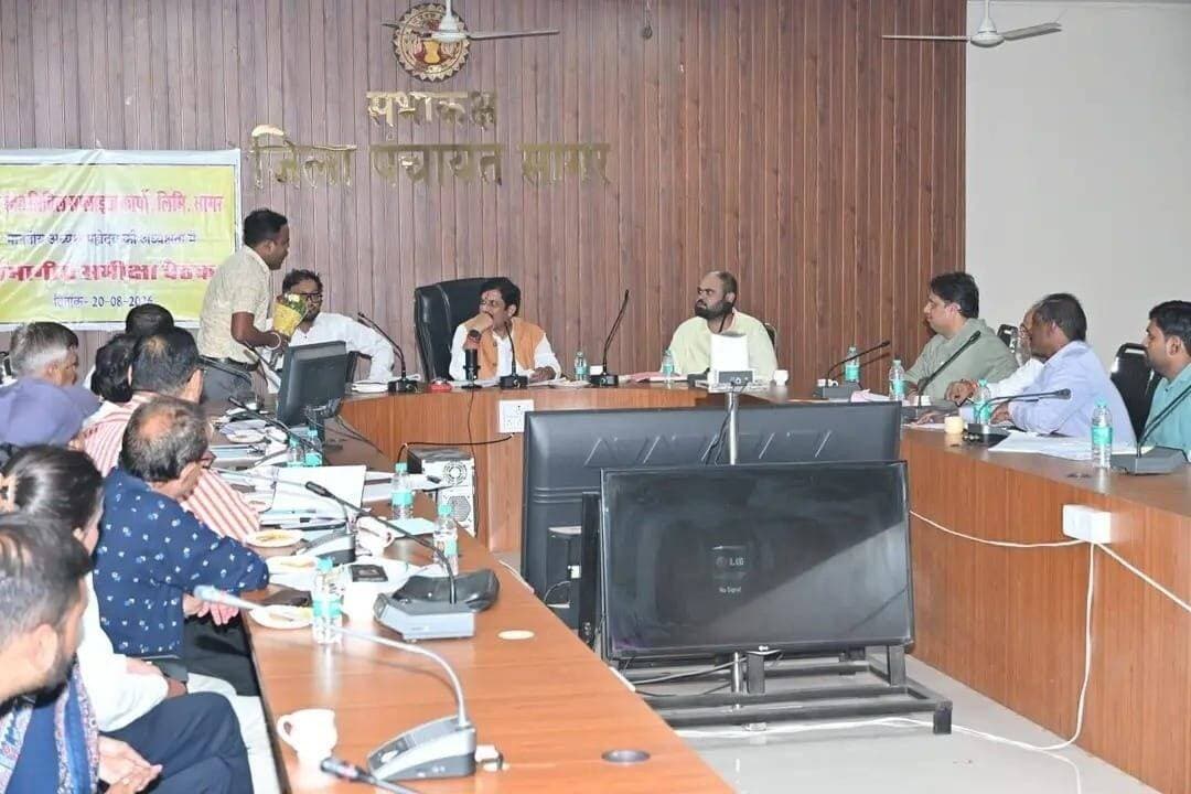 नागरिक आपूर्ति निगम के अध्यक्ष डॉ. के.पी. यादव ने ली सागर संभाग की प्रथम समीक्षा बैठक
==
नागरिकों को समय पर राशन पहुँचाने, कार्यक्षमता बढ़ाने और व्यवस्थाओं को पारदर्शी बनाने के दिए सख्त निर्देश
=
मध्यप्रदेश राज्य नागरिक आपूर्ति निगम के नवनियुक्त अध्यक्ष एवं गुना के पूर्व सांसद डॉ. के.पी. यादव ने पदभार ग्रहण करने के पश्चात सागर संभाग की अपनी पहली परिचयात्मक एवं समीक्षा बैठक ली। बैठक में सागर संभाग के सभी जिलों (सागर, दमोह, टीकमगढ़, छतरपुर, निवाड़ी एवं पन्ना) के जिला प्रबंधकों के साथ निगम की कार्यप्रणाली, खाद्यान्न उपार्जन, भंडारण और वितरण व्यवस्था की गहन समीक्षा की गई।
