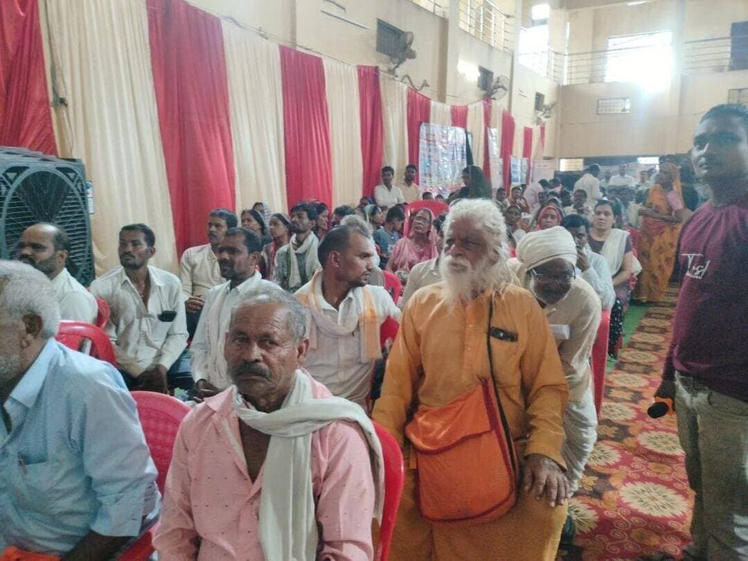 जनता तक विकास का लाभ पहुंचाना सरकार की प्राथमिकता- राज्यमंत्री श्री पटेल
==
जनता का विश्वास प्रशासन की सबसेबड़ी पूंजी है- कलेक्टर श्री यादव
==
मुख्यमंत्री जनविश्वास अभियान के चतुर्थ दिवस में जनसंवाद से समाधान तक, प्रशासन पहुंचा गांव-गांव
==
पथरिया में आयोजित संवाद-समाधान शिविर में आनंद विभाग के राज्यमंत्री श्री पटेल एवं कलेक्टर श्री यादव ने सुनीं जनसमस्याएं, हितलाभ वितरित कर त्वरित निराकरण के दिए निर्देश
==
मुख्यमंत्री जन विश्वास अभियान के तहत पथरिया में लगा जनसमस्या निराकरण कैंप
==
44 पंचायतों एवं नगर पंचायत के 15 वार्डों के नागरिकों की समस्याओं का मौके पर निराकरण करने का प्रयास
==
जिले के पथरिया विकासखंड में मुख्यमंत्री जनविश्वास अभियान के चतुर्थ दिवस बारातघर में आयोजित संवाद-समाधान शिविर में बड़ी संख्या में ग्रामीणजन शामिल हुए। विभिन्न विभागों द्वारा लगाए गए स्टॉलों पर ग्रामीणों को शासन की योजनाओं एवं सेवाओं की जानकारी दी गई तथा प्राप्त आवेदनों एवं समस्याओं के निराकरण की कार्यवाही की गई।
प्रदेश के आनंद विभाग के राज्यमंत्री (स्वतंत्र प्रभार) लखन पटेल ने कहा कि मुख्यमंत्री डॉ. मोहन यादव जी की मंशा है कि विकास का लाभ सीधे आमजन तक पहुंचे और कोई भी पात्र व्यक्ति शासन की योजनाओं से वंचित न रहे। जनता की समस्या का समाधान और पात्र हितग्राही को उसका अधिकार दिलाना ही जनविश्वास अभियान का मूल उद्देश्य है।
राज्यमंत्री श्री पटेल ने कहा सांदीपनि स्कूल के निर्माण कार्य को गुणवत्ता के साथ शीघ्र पूर्ण करने तथा किसानों की विद्युत समस्याओं के निराकरण के लिए खराब ट्रांसफार्मर शीघ्र बदलने के निर्देश दिए। उन्होंने ग्रामीणों से अपील की कि अपनी समस्याएं संबंधित विभाग के स्टॉल पर निःसंकोच दर्ज कराएं, ताकि उनका समयबद्ध निराकरण सुनिश्चित किया जा सके।
कलेक्टर श्री प्रताप नारायण यादव ने कहा कि जनता का विश्वास प्रशासन की सबसे बड़ी पूंजी है। मुख्यमंत्री जनविश्वास अभियान का उद्देश्य शासन की सेवाओं और योजनाओं को अंतिम व्यक्ति तक पहुंचाना तथा ग्रामीणों की समस्याओं का मैदानी स्तर पर त्वरित समाधान करना है। उन्होंने कहा कि अधिकारी गांवों में पहुंचकर लोगों से सीधे संवाद करें, उनकी बात सुनें और पात्र हितग्राहियों को योजनाओं का लाभ दिलाना सुनिश्चित करें।
हितलाभ वितरण से खिले हितग्राहियों के चेहरे
शिविर में राज्यमंत्री लखन पटेल द्वारा पात्र हितग्राहियों को विभिन्न योजनाओं के हितलाभ एवं स्वीकृति पत्र वितरित किए गए। संबल योजना के तहत पार्वती गौंड, कटारे बसोड़, शारदा सिंह एवं गुलाब रानी को दो-दो लाख रुपये के स्वीकृति पत्र प्रदान किए गए। हितलाभ प्राप्त कर हितग्राहियों के चेहरे पर प्रसन्नता दिखाई दी।
विभागीय स्टॉलों पर योजनाओं की जानकारी और समस्याओं का समाधान
शिविर में आधार, समग्र, फार्मर आईडी, खाद्य, कृषि, स्वास्थ्य, सामाजिक सुरक्षा सहित विभिन्न विभागों के स्टॉल लगाए गए। ग्रामीणों को योजनाओं की जानकारी देने के साथ उनकी समस्याएं एवं आवेदन दर्ज किए गए। कलेक्टर ने विभिन्न ग्राम पंचायतों में भ्रमण कर लौटे अधिकारियों से जनकेन्द्रित समस्याओं, हितलाभ से वंचित पात्र हितग्राहियों एवं प्राप्त आवेदनों के निराकरण की जानकारी ली और आवश्यक निर्देश दिए।
स्वैच्छिक रक्तदान से 6 यूनिट रक्त संग्रहित
जनविश्वास अभियान के अंतर्गत स्वास्थ्य विभाग द्वारा पथरिया में रक्तदान शिविर भी आयोजित किया गया। जिला ब्लड बैंक की टीम, चिकित्सकों एवं पैरामेडिकल स्टाफ की देखरेख में नागरिकों ने उत्साहपूर्वक स्वैच्छिक रक्तदान किया। शिविर में पथरिया एसडीओपी प्रिया सिंधी एवं सीबीएमओ डॉ. जतिन दुबे सहित अन्य स्थानीय युवाओं से 6 यूनिट रक्त एकत्रित किया गया। इस दौरान नागरिकों को रक्तदान के महत्व के प्रति जागरूक किया गया।
गांवों में पहुंचकर कलेक्टर ने शिक्षा, स्वास्थ्य एवं मूलभूत सुविधाओं का लिया जायजा
शिविर के बाद कलेक्टर श्री यादव ने ख्वाजाखेड़ी, परसोरिया, कस्तूरबा गांधी बालिका छात्रावास सहित विभिन्न क्षेत्रों का भ्रमण किया। ख्वाजाखेड़ी में ग्रामीणों ने मुक्तिधाम तक मार्ग एवं ट्रांसफार्मर की समस्या बताई, जिस पर शीघ्र कार्यवाही के निर्देश दिए गए। उचित मूल्य की दुकान पर राशन वितरण में पारदर्शिता सुनिश्चित करने तथा राशन देते समय ही पर्ची काटकर मात्रा की जानकारी हितग्राही को देने के निर्देश दिए।
उन्होने हेल्थ एंड वेलनेस सेंटर में स्वास्थ्य सेवाओं, आंगनवाड़ी में बच्चों के पोषण तथा छात्रावास में भोजन एवं उपस्थिति व्यवस्था का निरीक्षण किया। निर्धारित मेन्यू के अनुसार भोजन की जानकारी लेते हुए सैंपल 24 घंटे सुरक्षित रखने के निर्देश दिए।
कलेक्टर ने परसोरिया स्कूल में कक्षा सातवीं की विज्ञान की मासिक परीक्षा का जायजा लेते हुए कलेक्टर ने बच्चों से पढ़ाई के संबंध में संवाद किया। कक्षा पहली एवं तीसरी के बच्चों से भी आत्मीय चर्चा की तथा मध्यान्ह भोजन में दाल, रोटी एवं सब्जी की गुणवत्ता देखी। ख्वाजाखेड़ी के स्कूल एवं आंगनवाड़ी में बच्चों को स्नेहपूर्वक फल वितरित किए।
सांदीपनि स्कूल निर्माण में गुणवत्ता और गति पर जोर
कलेक्टर ने 29 करोड़ रुपये की लागत से निर्माणाधीन सांदीपनि स्कूल का निरीक्षण कर धीमी गति पर नाराजगी जताई। टाइल्स, नालियों, ड्रेनेज, सीवेज सहित अन्य कार्यों की गुणवत्ता का जायजा लेते हुए आवश्यक सुधार तथा कार्य शीघ्र पूर्ण करने के निर्देश दिए। उन्होंने कहा यह विद्यालय हजारों बच्चों के भविष्य से जुड़ा है, इसलिए गुणवत्ता और समय-सीमा दोनों का विशेष ध्यान रखा जाए।
फिल्टर प्लांट में जल गुणवत्ता की जांच
कलेक्टर ने फिल्टर प्लांट में जल शोधन एवं स्टोरेज व्यवस्था का निरीक्षण किया। जल की गुणवत्ता सुनिश्चित करने के लिए नियमित लैब टेस्टिंग की सुविधा विकसित करने तथा जल को अशुद्धियों से सुरक्षित रखने के निर्देश दिए। उन्होंने कहा कि स्वच्छ एवं सुरक्षित पेयजल प्रत्येक नागरिक का अधिकार है।
रास्ते में वृद्धा और बच्चों को देखकर रुकवाया वाहन, दिए केले
शिविर से लौटते समय कलेक्टर ने सड़क किनारे खड़ी वृद्ध महिला एवं बच्चों को देखकर वाहन रुकवाया। उन्होंने आत्मीयता से उनका हाल जाना और केले वितरित किए। उनका यह सहज एवं संवेदनशील व्यवहार जनविश्वास अभियान की मानवीय भावना और जनसेवा के संकल्प को अभिव्यक्त करता नजर आया।
#damoh #CMMadhyaPradesh #Damoh