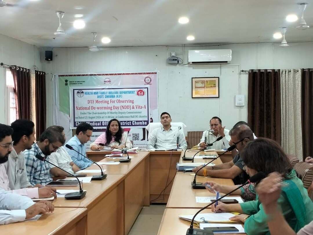 18 सितंबर को राष्ट्रीय कृमि नाशक दिवस, चंबा में 1.55 लाख बच्चों व किशोरों को खिलाई जाएगी एल्बेंडाजोल
24 सितंबर को होगा मॉपअप राउंड, छूटे बच्चों को किया जाएगा कवर
सुरेंद्र ठाकुर
चंबा, 21 अगस्त।
राष्ट्रीय कृमि नाशक दिवस (NDD) के आयोजन को लेकर शुक्रवार को उपायुक्त कार्यालय के सभागार में जिला टास्क फोर्स कमेटी की बैठक आयोजित की गई। बैठक की अध्यक्षता उपायुक्त मुकेश रेस्पवाल ने की। इस दौरान 18 सितंबर 2026 को आयोजित होने वाले राष्ट्रीय कृमि नाशक दिवस की तैयारियों और स्वास्थ्य विभाग की कार्ययोजना की समीक्षा की गई।
मुख्य चिकित्सा अधिकारी चंबा डॉ. जालम भारद्वाज ने बैठक में कार्यक्रम की जानकारी देते हुए बताया कि 18 सितंबर को जिलेभर में 19 वर्ष तक की आयु के सभी बच्चों एवं किशोरों को कृमि नाशक दवा एल्बेंडाजोल खिलाई जाएगी। अभियान के तहत कुल 1,55,087 शिशुओं, बच्चों तथा किशोरों को एल्बेंडाजोल की खुराक देने का लक्ष्य निर्धारित किया गया है।
उन्होंने बताया कि अभियान के दौरान एक वर्ष से पांच वर्ष तक की आयु के 39,534 बच्चों को विटामिन-ए की खुराक भी पिलाई जाएगी। इसके अलावा 24 सितंबर को मॉपअप राउंड आयोजित किया जाएगा, जिसमें अभियान के दौरान दवा से छूटे बच्चों को कवर किया जाएगा।
बैठक में उपायुक्त मुकेश रेस्पवाल ने स्वास्थ्य विभाग द्वारा तैयार की गई कार्ययोजना की समीक्षा करते हुए संबंधित अधिकारियों को आवश्यक दिशा-निर्देश दिए। उन्होंने जिला कार्यक्रम अधिकारी बाल विकास को अभियान के दौरान सभी आंगनबाड़ी कार्यकर्ताओं की भूमिका सुनिश्चित करने के निर्देश दिए।
उपायुक्त ने उपनिदेशक प्रारंभिक शिक्षा एवं उच्च शिक्षा को सभी स्कूली विद्यार्थियों की उपस्थिति सुनिश्चित करने के लिए भी आवश्यक कदम उठाने को कहा। उन्होंने जिला एवं खंड स्तर पर अभियान की प्रभावी निगरानी व्यवस्था सुनिश्चित करने के निर्देश भी संबंधित अधिकारियों को दिए।
स्वास्थ्य विभाग के अनुसार राष्ट्रीय कृमि नाशक दिवस का उद्देश्य बच्चों एवं किशोरों को कृमि संक्रमण से बचाव के लिए निर्धारित आयु वर्ग में कृमिनाशक दवा उपलब्ध करवाना है, ताकि बच्चों के स्वास्थ्य और पोषण में सुधार सुनिश्चित किया जा सके।
बैठक में जिला स्वास्थ्य अधिकारी डॉ. कविता महाजन, जिला कार्यक्रम अधिकारी डॉ. हरित पुरी, डॉ. सुहेल, डॉ. राज कुमार सहित मेडिकल कॉलेज चंबा के संबंधित अधिकारी उपस्थित रहे।