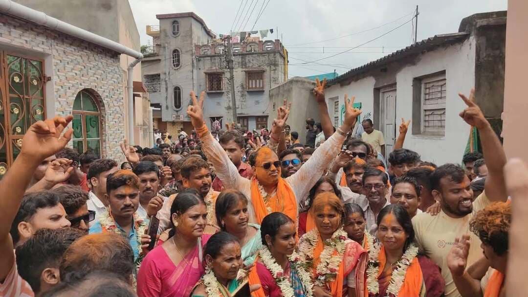 বাঁকুড়ার জেলার বড়জোড়া গ্রাম পঞ্চায়েতে প্রধান ও উপপ্রধান হিসাবে নির্বাচিত হলেন মামনি বাউরী ও গোবিন্দ ঘোষ, কয়েকদিন আগেই এই বড়জোড়া গ্রাম পঞ্চায়েত দখল করেছিল বিজেপি !!