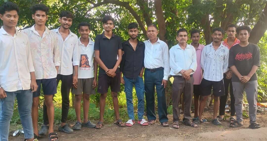 *ପରଜଙ୍ଗ ବ୍ଲକରେ ଆପ୍ ର ଜନସମ୍ପର୍କ ଯାତ୍ରା, ଯୁବପିଢ଼ି କେଜ୍ରିୱାଲଙ୍କ ପ୍ରତି ଆକର୍ଷିତ*
Public News odia odisha Facebook for Creators
ପରଜଙ୍ଗ ବ୍ଲକରେ ଆମ୍ ଆଦମୀ ପାର୍ଟିର ଜନସମ୍ପର୍କ କାର୍ଯ୍ୟକ୍ରମ ଜିଲ୍ଲା ସଭାପତି ପଙ୍କଜ ନାୟକ ଓ ପୂର୍ବତନ ସଭାପତି ରମେଶ ଚନ୍ଦ୍ର ପଣ୍ଡାଙ୍କ ନେତୃତ୍ୱରେ ଆରମ୍ଭ ହୋଇଛି। ବିଭିନ୍ନ ପଞ୍ଚାୟତରେ କୃଷକ ମାନଙ୍କ ସମସ୍ୟା, ସରକାରୀ ବିଦ୍ୟାଳୟ, ଗ୍ରାମାଞ୍ଚଳ ସ୍ୱାସ୍ଥ୍ୟ କେନ୍ଦ୍ର, ଗମନାଗମନ, ବିଶେଷକରି ରୋଜଗାର ନପାଇ ଦାଦନ ଅପେକ୍ଷାରେ ଥିବା ଯୁବାବର୍ଗଙ୍କ ସହିତ ସମ୍ପର୍କ କରିଥିଲେ। ଖାଦ୍ୟ ସାମଗ୍ରୀ ଯଥା : ଚିନି, ଅଦା, ରସୁଣ, ପିଆଜ, ଖାଇବା ତେଲ ଇତ୍ୟାଦିର ଦରଦାମ୍ ହୁ ହୁ ହୋଇ ବଢ଼ି ଚାଲିଛି। ସାଧାରଣ ଗରିବ ଓ ମଧ୍ୟବିତ୍ତ ଶ୍ରେଣୀର ପରିବାର ଏହାର ଶିକାର ହେଉଛନ୍ତି। କେନ୍ଦ୍ର ସରକାର ପେଟ୍ରୋଲ ସହିତ ଇଥାନାଲ ମିଶ୍ରଣ କରିବା ଯୋଗୁଁ ଚିନି ଉପ୍ତାଦନ କମିଛି ଏବଂ ଭାରତରେ ଚିନିର ଉତ୍କଟ ସଙ୍କଟ ତିଆରି କରାଯାଇଛି। ଏହି ଇଥାନାଲ ମିଶ୍ରିତ ପେଟ୍ରୋଲ କେନ୍ଦ୍ର ମନ୍ତ୍ରୀ ଗଡ଼କରୀ ପରିବାରକୁ ସାହାଯ୍ୟ କରିବାପାଇଁ କେନ୍ଦ୍ର ବିଜେପି ସରକାରଙ୍କର ଏକ ପ୍ରାୟୋଜିତ କାର୍ଯ୍ୟକ୍ରମ। ପ୍ରକାଶ ଥାଉକି, ଆସନ୍ତା ସେପ୍ଟେମ୍ବର ପ୍ରଥମ ସପ୍ତାହରେ ଦିଲ୍ଲୀରୁ ଓଡ଼ିଶା ସହପ୍ରଭାରୀ ପରଜଙ୍ଗ ନିର୍ବାଚନ ମଣ୍ଡଳୀ ଗସ୍ତ କରିବାର କାର୍ଯ୍ୟକ୍ରମ ରହିଛି। ବ୍ଲକରେ ସଂଗଠନ କରିବା ଏବଂ ଆମ୍ ଆଦମୀ ପାର୍ଟିର ନୀତିଆଦର୍ଶ ତଥା ରାଷ୍ଟ୍ରୀୟ ଅଧ୍ୟକ୍ଷ ଅରବିନ୍ଦ କେଜ୍ରିୱାଲଙ୍କ ଜନ କଲ୍ୟାଣ ଯୋଜନା ଗୁଡିକ ସମ୍ପର୍କରେ ଜନ ଜନ ପହଞ୍ଚାଇବା ପାଇଁ ସୁନୀଲ ପାଣି, ଆଶିଷ ଆୟଚ, ଯୁଧିଷ୍ଠିର ବିଶ୍ୱାଳ, ବିକାଶ ସାହୁ, କୈଳାଶ ସାହୁ, ଲିଙ୍ଗରାଜ ସାହୁ, ମିହିର, ପ୍ରକାଶ ପ୍ରମୁଖଙ୍କ ସହିତ ଅନେକ ଯୁବକ ପାର୍ଟି ସହିତ ଯୋଡ଼ିହୋଇଥିଲେ। ଏହି ଜନସମ୍ପର୍କ ଯାତ୍ରାରେ ପୂର୍ବତନ ବିଧାୟକ ପ୍ରାର୍ଥୀ ସୁଶାନ୍ତ ପାଣି ଓ ବ୍ଲକ ସଭାପତି ବିଭୂରଞ୍ଜନ ସାହୁ ସହଯୋଗ କରିଥିଲେ।