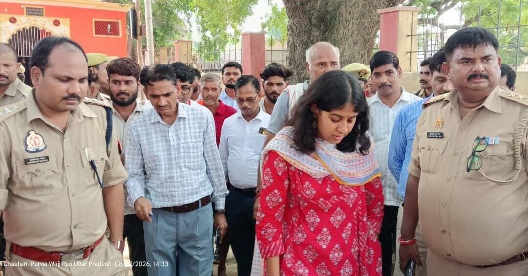 हत्याहरण तीर्थ के निरीक्षण में सामने आईं अव्यवस्थाएं, बैठक स्थल पर नहीं पहुंचे अधिकारी
.
#हरदोई: हत्याहरण तीर्थ स्थल की साफ-सफाई, पेयजल, प्रकाश और सुरक्षा व्यवस्था दुरुस्त कराने को लेकर उप जिलाधिकारी सण्डीला नारायणी भाटिया ने गुरुवार को तीर्थ परिसर का निरीक्षण किया। इस दौरान तहसील, विकास, विद्युत और पुलिस विभाग से जुड़े अधिकारियों के साथ उन्होंने तीर्थ क्षेत्र की व्यवस्थाओं का बारीकी से जायजा लिया। हालांकि, तीर्थ विकास परिषद की ओर से संतों और अधिकारियों के बीच प्रस्तावित बैठक स्थल पर संबंधित अधिकारियों के नहीं पहुंचने से संतों में नाराजगी दिखाई दी।
दरअसल, उप जिलाधिकारी कार्यालय सण्डीला की ओर से 18 अगस्त को जारी पत्र में क्षेत्राधिकारी हरियावां, खंड विकास अधिकारी कोथावां, सीएचसी अधीक्षक कोथावां, प्रभारी निरीक्षक बेनीगंज, अधिशासी अधिकारी नगर पंचायत बेनीगंज समेत राजस्व विभाग के अधिकारियों को हत्याहरण तीर्थ की व्यवस्थाओं को लेकर बैठक में शामिल होने के निर्देश दिए गए थे। पत्र में तीर्थ विकास परिषद द्वारा बताई गई समस्याओं के समाधान पर चर्चा प्रस्तावित थी।
गुरुवार को दोपहर करीब तीन बजे उप जिलाधिकारी नारायणी भाटिया हत्याहरण तीर्थ परिसर पहुंचीं। उन्होंने सरोवर, परिसर, आसपास के क्षेत्र और आने-जाने वाले मार्गों का निरीक्षण कर व्यवस्थाओं की स्थिति देखी। पत्र में तीर्थ परिसर और सरोवर के आसपास गंदगी, नियमित सफाई कर्मियों की व्यवस्था न होने, सरोवर के जल के नियमित शोधन का अभाव, खराब पड़े हैंडपंप और पर्याप्त पेयजल व्यवस्था न होने जैसी समस्याएं उठाई गई थीं।
इसके अलावा पर्व और मेलों के दौरान भीड़ नियंत्रण के लिए पर्याप्त पुलिस बल, तीर्थ क्षेत्र तथा एप्रोच रोड पर हाईमास्ट व स्ट्रीट लाइट की व्यवस्था और महिला श्रद्धालुओं की सुरक्षा को लेकर भी सवाल उठाए गए हैं। परिषद ने तीर्थ परिसर में स्थायी सफाई व्यवस्था, नियमित जलशोधन तथा श्रद्धालुओं के लिए आरओ और वाटर कूलर लगाए जाने की मांग की है।
तीर्थ विकास परिषद की ओर से संतों के साथ अधिकारियों की बैठक के लिए स्थायी व्यवस्था की गई थी। परिषद से जुड़े लोगों और संतों को उम्मीद थी कि निरीक्षण के बाद बैठक में कई दशक से चली आ रही समस्याओं पर विस्तार से चर्चा होगी और उनके समाधान की कार्ययोजना तैयार की जाएगी। लेकिन परिषद के लोगों के मुताबिक बैठक में संबंधित अधिकारी नहीं पहुंचे। इससे संतों में नाराजगी देखने को मिली।
महंत संतोष दास खाकी ने फोन वार्ता में कहा कि अधिकारियों को बैठक में शामिल होकर संतों की समस्याओं को सुनना और समझना चाहिए था। आने वाले समय में यहां रविवार का मेला भी आयोजित होना है। ऐसे में तीर्थ स्थल की व्यवस्थाओं को समय रहते दुरुस्त किया जाना जरूरी है।
उन्होंने कहा कि हत्याहरण तीर्थ के विकास को लेकर परिषद जल्द ही आगे की रणनीति तय करेगी। जाइसका उद्देश्य तीर्थ स्थल का समुचित विकास कराने के साथ यहां आने वाले श्रद्धालुओं को बेहतर सुविधाएं उपलब्ध कराना और तीर्थ से जुड़े पुरोहितों की आय में वृद्धि के अवसर पैदा करना है।
अब देखना यह है कि निरीक्षण और शासन-प्रशासन स्तर पर दिए जा रहे निर्देशों के बाद हत्याहरण तीर्थ की साफ-सफाई, पेयजल, प्रकाश और सुरक्षा जैसी वर्षों पुरानी समस्याओं का धरातल पर कितना समाधान हो पाता है।
#रिपोर्ट: पुनीत मिश्रा/बेनीगंज