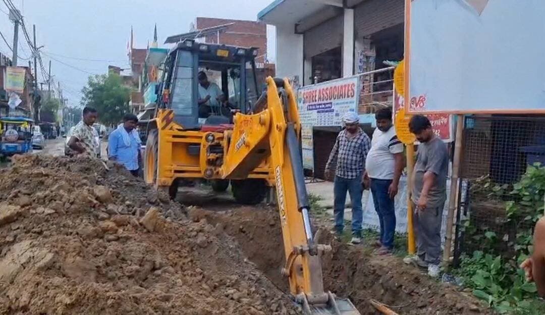 प्रतापगढ़ में पीएनजी गैस पाइपलाइन फटी जेसीबी से मरम्मत के दौरान हुआ रिसाव पानी पाइपलाइन मरम्मत के दौरान हुआ क्षतिग्रस्त
प्रतापगढ़। नगर कोतवाली क्षेत्र के मीरा भवन चौराहे पर शुक्रवार शाम पानी की पाइपलाइन की मरम्मत के दौरान जेसीबी से खुदाई करते समय पीएनजी गैस पाइपलाइन क्षतिग्रस्त हो गई। पाइपलाइन फटने के बाद तेज दबाव के साथ गैस का रिसाव होने लगा। गैस रिसाव की तेज आवाज से चौराहे पर हड़कंप मच गया और दुकानदार दुकानें बंद कर मौके से दूर चले गए।
जानकारी के अनुसार, शुक्रवार शाम करीब पांच बजे नगर पालिका की टीम मीरा भवन चौराहे पर पानी की पाइपलाइन की मरम्मत का काम करा रही थी। इसी दौरान जेसीबी से गड्ढा खोदते समय जमीन के नीचे से गुजर रही पीएनजी गैस पाइपलाइन क्षतिग्रस्त हो गई। पाइपलाइन फटते ही गैस तेजी से बाहर निकलने लगी।
गैस रिसाव इतना तेज था कि उसकी आवाज काफी दूर तक सुनाई दे रही थी। चौराहे पर मौजूद दुकानदारों और राहगीरों में अफरा-तफरी मच गई। कई दुकानदार अपनी दुकानें बंद कर सुरक्षित स्थान की ओर चले गए।
घटना की सूचना मिलते ही फायर ब्रिगेड की टीम मौके पर पहुंची। फायर कर्मियों ने पीएनजी गैस कंपनी के अधिकारियों से संपर्क कर गैस की सप्लाई बंद कराई। गैस आपूर्ति बंद होने के बाद लोगों ने राहत की सांस ली।