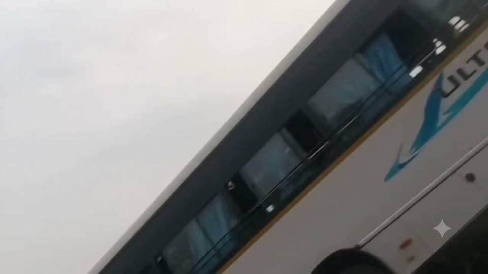 मौत के मुहाने लटकी बस!
हजारों फीट गहरी खाई के मुहाने अटकी महाराष्ट्र के कॉलेज स्टूडेंट्स से भरी बस! 🚌
जाम गेट घाट में बड़ा हादसा होते-होते टला। बस को पत्थरों के टीले ने थाम लिया, वरना दर्जनों जिंदगियां खाई में समा सकती थीं।
ग्रामीणों ने मौके पर पहुंचकर रेस्क्यू किया और सभी छात्रों को सुरक्षित बाहर निकाला।
#JamGate #BreakingNews #ViralVideo #Accident #TIMESMP