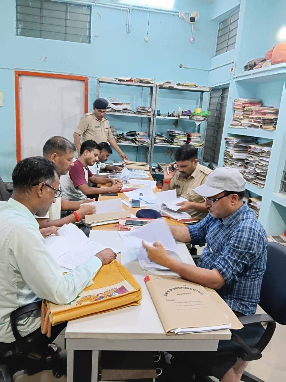रात्रि में पुलिस थानों में कांड दैनिकी लेखन का विशेष सत्र
जहानाबाद। पुलिस अधीक्षक, जहानाबाद के निर्देश पर शुक्रवार की रात जिले के सभी थाना परिसरों में थानाध्यक्षों की निगरानी में अनुसंधानकर्ताओं के साथ कांड दैनिकी लेखन का विशेष सत्र आयोजित किया गया। इस दौरान अनुसंधानकर्ताओं को कांडों की दैनिकी को अद्यतन एवं प्रभावी तरीके से तैयार करने को लेकर आवश्यक दिशा-निर्देश दिए गए।
विशेष सत्र का मुख्य उद्देश्य अनुसंधान की गुणवत्ता में सुधार, लंबित कांडों का त्वरित निष्पादन तथा केस डायरी लेखन के दौरान अनुसंधानकर्ताओं के समक्ष आने वाली व्यावहारिक कठिनाइयों का समाधान करना रहा। थानाध्यक्षों ने विभिन्न कांडों की प्रगति की समीक्षा करते हुए अनुसंधान में आवश्यक बिंदुओं को समयबद्ध तरीके से पूरा करने पर जोर दिया।
पुलिस अधिकारियों ने स्पष्ट किया कि कांडों के अनुसंधान में किसी प्रकार की लापरवाही नहीं बरती जाए तथा केस डायरी को तथ्यों के आधार पर व्यवस्थित एवं अद्यतन रखा जाए। पुलिस अधीक्षक के निर्देश पर इस तरह के विशेष सत्रों के माध्यम से लंबित मामलों के निष्पादन में तेजी लाने और अनुसंधान की गुणवत्ता बेहतर करने का प्रयास किया जा रहा है।रात्रि में पुलिस थानों में कांड दैनिकी लेखन का विशेष सत्र
जागरण संवाददाता, जहानाबाद। पुलिस अधीक्षक, जहानाबाद के निर्देश पर शुक्रवार की रात जिले के सभी थाना परिसरों में थानाध्यक्षों की निगरानी में अनुसंधानकर्ताओं के साथ कांड दैनिकी लेखन का विशेष सत्र आयोजित किया गया। इस दौरान अनुसंधानकर्ताओं को कांडों की दैनिकी को अद्यतन एवं प्रभावी तरीके से तैयार करने को लेकर आवश्यक दिशा-निर्देश दिए गए।
विशेष सत्र का मुख्य उद्देश्य अनुसंधान की गुणवत्ता में सुधार, लंबित कांडों का त्वरित निष्पादन तथा केस डायरी लेखन के दौरान अनुसंधानकर्ताओं के समक्ष आने वाली व्यावहारिक कठिनाइयों का समाधान करना रहा। थानाध्यक्षों ने विभिन्न कांडों की प्रगति की समीक्षा करते हुए अनुसंधान में आवश्यक बिंदुओं को समयबद्ध तरीके से पूरा करने पर जोर दिया।
पुलिस अधिकारियों ने स्पष्ट किया कि कांडों के अनुसंधान में किसी प्रकार की लापरवाही नहीं बरती जाए तथा केस डायरी को तथ्यों के आधार पर व्यवस्थित एवं अद्यतन रखा जाए। पुलिस अधीक्षक के निर्देश पर इस तरह के विशेष सत्रों के माध्यम से लंबित मामलों के निष्पादन में तेजी लाने और अनुसंधान की गुणवत्ता बेहतर करने का प्रयास किया जा रहा है।