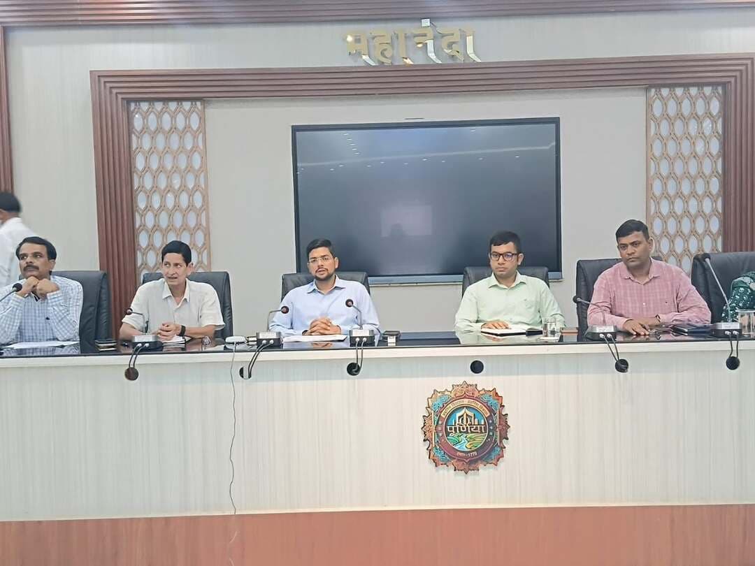 समाहरणालय पूर्णिया,
(जनसंपर्क कार्यालय)
विज्ञप्ति संख्या: 117 9,
दिनांक: 21 अगस्त 2026,
==================
जिलाधिकारी की अध्यक्षता में समीक्षा बैठक संपन्न:
श्री गुरु संत रविदास विकास शिविरों के सफल आयोजन और कल्याणकारी योजनाओं के त्वरित निष्पादन का निर्देश:-
जिलाधिकारी श्री अंशुल कुमार भा०प्र०से० की अध्यक्षता में शुक्रवार को समाहरणालय स्थित महानंदा सभागार में वरीय अधिकारियों एवं संबंधित विभागीय पदाधिकारियों के साथ सरकार की जनकल्याणकारी एवं विकास योजनाओं की समीक्षा बैठक आहूत की गई।
बैठक का मुख्य उद्देश्य सरकारी योजनाओं का त्वरित, गुणवत्तापूर्ण और समयबद्ध निष्पादन सुनिश्चित करना ।
समीक्षा के दौरान जिलाधिकारी महोदय द्वारा बाल विकास परियोजना,पंचायती राज विभाग (पंचायत सरकार भवन एवं मुख्यमंत्री सोलर स्ट्रीट लाइट योजना), विद्यार्थी सहयोग पोर्टल तथा श्री गुरु संत रविदास जी की 650वीं जयंती के अवसर पर आयोजित होने वाले कार्यक्रमों की विस्तृत प्रगति रिपोर्ट ली गई।
समीक्षा बैठक के मुख्य बिंदु एवं निर्देश:--
श्री गुरु रविदास विकास शिविर का आयोजन:-- संत रविदास जी की 650वीं जयंती के उपलक्ष्य में 27 अगस्त 2026 से 15 फरवरी 2027 तक प्रत्येक गुरुवार को अनुसूचित जाति एवं महादलित टोलों में 'श्री गुरु रविदास विकास शिविर' आयोजित किए जाएंगे।
22 जनकल्याणकारी योजनाओं से आच्छादन:---
इन शिविरों के माध्यम से लक्षित समुदाय के सभी योग्य लाभुकों को सरकार की 22 विभिन्न जन-कल्याणकारी योजनाओं से आच्छादित करने का लक्ष्य रखा गया है।
जिलाधिकारी महोदय ने अधिकारियों को अविलंब माइक्रो प्लान तैयार कर शिविरों में व्यक्तिगत रूप से उपस्थिति सुनिश्चित करने का निर्देश दिया।
शौचालय निर्माण में तेज़ी:- डीपीएम जीविका को कड़ा निर्देश दिया गया कि संबंधित टोलों के शौचालय विहीन परिवारों को चिह्नित कर निर्धारित समय-सीमा के भीतर शौचालय निर्माण की अग्रेतर कार्रवाई पूर्ण करें।
विद्यार्थी सहयोग पोर्टल का व्यापक प्रचार-प्रसार:-- जिला शिक्षा पदाधिकारी एवं संबंधित अधिकारियों को निर्देश दिया गया कि वे विश्वविद्यालय, विभिन्न स्कूलों और छात्रावासों में अध्ययनरत छात्रों के बीच 'विद्यार्थी सहयोग पोर्टल' के प्रति जागरूकता फैलाने हेतु विशेष कार्यक्रम चलाएं।
जिलाधिकारी महोदय द्वारा स्पष्ट निर्देश दिया गया कि सभी विभागीय अधिकारी जनकल्याणकारी योजनाओं का क्रियान्वयन पूर्ण गुणवत्ता के साथ तय समय-सीमा के भीतर करना सुनिश्चित करें। इसमें किसी भी प्रकार की लापरवाही बर्दाश्त नहीं की जाएगी।
बैठक में सहायक