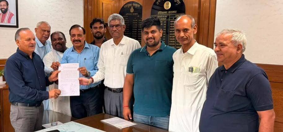पंचकूला नगर निगम एवं नगर परिषद कालका के आन्दोलन कर रहे सफ़ाई कर्मचारियों एवं फायर कर्मियों की मांगे तुरंत मानी जाए - ओ पी सिहाग
पंचकूला , कालका एवं पिंजौर की सडकों एवं गलियों में फैला लगभग 2200 टन कूड़ा , महामारी फैलने का खतरा।
पंचकूला,21 अगस्त: जजपा जिला पंचकूला अध्यक्ष ओ पी सिहाग की अगुआई में जजपा पंचकूला के वरिष्ठ पदाधिकारियों ने नगर निगम पंचकूला एवं नगर परिषद कालका के कर्मचारियों द्वारा किए जा रहे आंदोलन के समर्थन में उपायुक्त पंचकूला सतपाल शर्मा के माध्यम से मुख्यमंत्री हरियाणा के नाम ज्ञापन सौंपा। उपायुक्त को ज्ञापन सौंपते हुए उन्होंने कहा कि हरियाणा सरकार को अपनी बात पर कायम रह कर हड़ताली कर्मचारियों की सारी मांगे तुरंत मान लेने चाहिए।
इस बारे चर्चा करते हुए जजपा ज़िला अध्यक्ष ओ पी सिहाग ने कहा है कि पंचकूला नगर निगम ,कालका नगर परिषद एवं प्रदेश भर के हज़ारों सफ़ाई कर्मचारी तथा फायर कर्मी अपनी जायज मांगों को मनवाने के लिए प्रदेश सरकार के खिलाफ पिछले 17 दिनों से हड़ताल कर रहे हैं तथा मजबूती से अपनी लड़ाई लड़ रहे हैं।
ओ पी सिहाग ने कहा कि प्रदेश भर की पालिकाओं के सफ़ाई कर्मियों की हड़ताल की वज़ह से सारे शहर कूड़े के ढेर बन कर रह गए हैं। उन्होंने कहा कि पंचकूला एवं कालका पिंजौर में लगभग 2200 टन कूड़ा सडकों, गालियों एवं लोगों के घरों में पड़ा है जो बारिश की वज़ह से बदबू पैदा कर रहा है। अगर जल्दी ही सफ़ाई कर्मचारियों की हड़ताल खत्म नहीं हुई तो गन्दगी की वज़ह से पंचकूला सहित पूरे प्रदेश के शहरो में महामारी फैलने का खतरा बढ़ सकता है ।
उल्लेखनीय है कि प्रदेश सरकार ने पिछले दिनों जब कर्मचारी हड़ताल पर गए थे तो नगर पालिका कर्मचारी संघ के साथ बातचीत के बाद सभी प्रमुख मांगों को मान लिया था जिसमें हज़ारों की संख्या में लगे कच्चे सफ़ाई कर्मियों एवं फायर कर्मियों को पक्का करने, ठेका प्रथा बंद करने के साथ अन्य मांगे भी शामिल थी। परंतु अब सरकार अपने वादे से मुकर रही है, इस वज़ह से ये कर्मचारी मजबूरी में हड़ताल पर गए हैं। जजपा नेताओं ने उपायुक्त पंचकूला से अपील की वो हड़ताल पर चल रहे कर्मचारियों की जायज मांगे पूरी करने बारे प्रदेश के मुख्यमंत्री, शहरी स्थानीय निकाय मंत्री तथा विभाग के उच्च अधिकारियों को यथास्थिति से अविलम्ब अवगत कराये तथा मांगी पूरी होने पर वो काम पर लौट सके ताकि जिले में बरसात के मौसम में ज्यादा कूड़ा कर्कट एकत्रित होने की वजह कोई महामारी न फूट पड़े। आज उपायुक्त को ज्ञापन सौंपने वालों में पार्टी के प्रदेश उपाध्यक्ष के सी भारद्वाज,ज़िला कार्यालय सचिव सुरिन्दर चड्डा,पंचकूला हल्का प्रधान राजेश निषाद,युवा जजपा ज़िला प्रधान दीपक चौधरी, रणधीर पंवार, भीम सिंह पंवार, युवा नेता साहिल कुमार वाल्मीकि एवं अभिषेक वोहरा आदि शामिल थे।