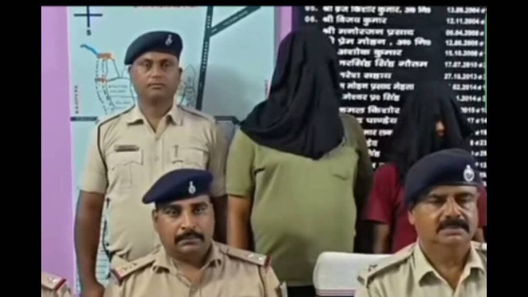 चास के महावीर चौक में पुलिस ने अवैध लॉटरी बेच रहे दो युवक को किया गिरफ्तार