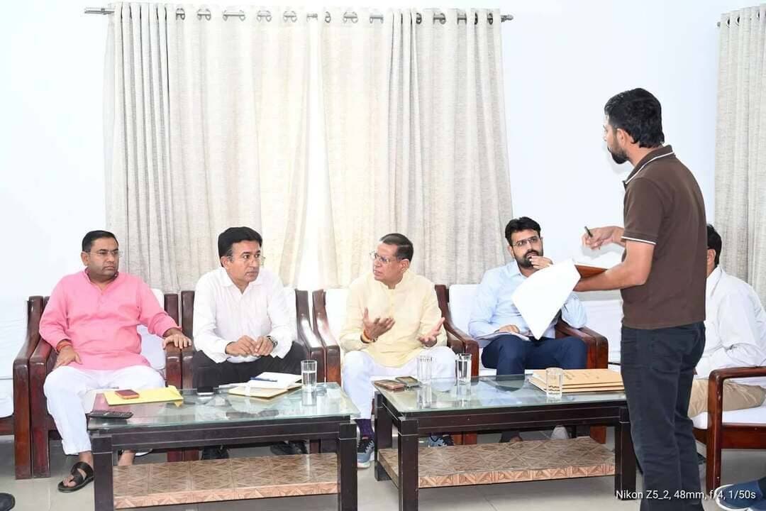 मंत्री राजेश नागर ने ठेकेदारों को दी समय पर काम न करने पर ब्लैकलिस्ट होने की चेतावनी
👉अधिकारियों को भी दिए तेजी से काम पूरा करने और नए टेंडर के निर्देश
फरीदाबाद Aonenews अरविन्द बक्शी
हरियाणा सरकार में मंत्री राजेश नागर ने शुक्रवार को तिगांव विधानसभा क्षेत्र में चल रहे विकास कार्यों की प्रगति की समीक्षा की। उन्होंने सेक्टर-16 स्थित सर्किट हाउस में नगर निगम के अधिकारियों, क्षेत्रीय जनप्रतिनिधियों और ठेकेदारों के साथ बैठक की।
मंत्री राजेश नागर ने अधिकारियों से एक-एक विकास कार्य की प्रगति की जानकारी ली और कहा कि जिन कार्यों पर काम चल रहा है, उन्हें निर्धारित समयसीमा के भीतर पूरा कराया जाए। उन्होंने अधिकारियों को निर्देश दिए कि विकास कार्यों में अनावश्यक देरी किसी भी स्थिति में स्वीकार नहीं की जाएगी। साथ ही, जिन नए विकास कार्यों की प्रक्रिया पूरी हो चुकी है, उनके जल्द से जल्द टेंडर जारी करने के निर्देश भी दिए।
उन्होंने कहा कि तिगांव विधानसभा क्षेत्र में विकास कार्यों को गति देने के लिए सरकार पूरी गंभीरता से काम कर रही है। सड़क, सीवर, जल निकासी, सफाई, स्ट्रीट लाइट तथा अन्य नागरिक सुविधाओं से जुड़े कार्यों को प्राथमिकता के आधार पर पूरा किया जाना चाहिए, ताकि क्षेत्र के लोगों को बेहतर सुविधाएं मिल सकें।
मंत्री ने बैठक में मौजूद ठेकेदारों को भी स्पष्ट निर्देश दिए कि वे विकास कार्यों की गति बढ़ाएं और गुणवत्ता के साथ निर्धारित समय में कार्य पूरा करें। उन्होंने काम में अनावश्यक लापरवाही या लगातार देरी करने वाले ठेकेदारों के खिलाफ सख्त कार्रवाई करने और आवश्यकता पड़ने पर ब्लैकलिस्ट करने की भी चेतावनी दी।
मंत्री राजेश नागर ने अधिकारियों से कहा कि विकास कार्यों की नियमित निगरानी की जाए और मौके पर जाकर कार्यों की गुणवत्ता की जांच सुनिश्चित की जाए। उन्होंने कहा कि मुख्यमंत्री नायब सिंह सैनी के आशीर्वाद से तिगांव विधानसभा क्षेत्र के लोगों को बेहतर आधारभूत सुविधाएं उपलब्ध कराना उनकी प्राथमिकता है। विकास कार्य समय पर पूरे होंगे तो इसका सीधा लाभ आम जनता को मिलेगा। उन्होंने स्पष्ट किया कि विकास कार्यों में किसी भी प्रकार की लापरवाही, देरी या अड़ंगा लगाने की कोशिश को बर्दाश्त नहीं किया जाएगा।
बैठक में जॉइंट कमिश्नर राजेश कुमार प्रजापति, जॉइंट कमिश्नर अमित मान, भाजपा नेता सुधीर नागर, अधीक्षण अभियंता ओमवीर, पार्षद एवं फाइनेंस कमेटी सदस्य प्रदीप टोंगर, पार्षद प्रतिनिधि शीशराम अवाना, पार्षद प्रतिनिधि सुमंत चंदेल, पार्षद लाल मिश्रा, पूर्व पार्षद उम्मीदवार अमित भारद्वाज सहित क्षेत्र के सभी एसडीओ, जेई और संबंधित ठेकेदार मौजूद रहे।